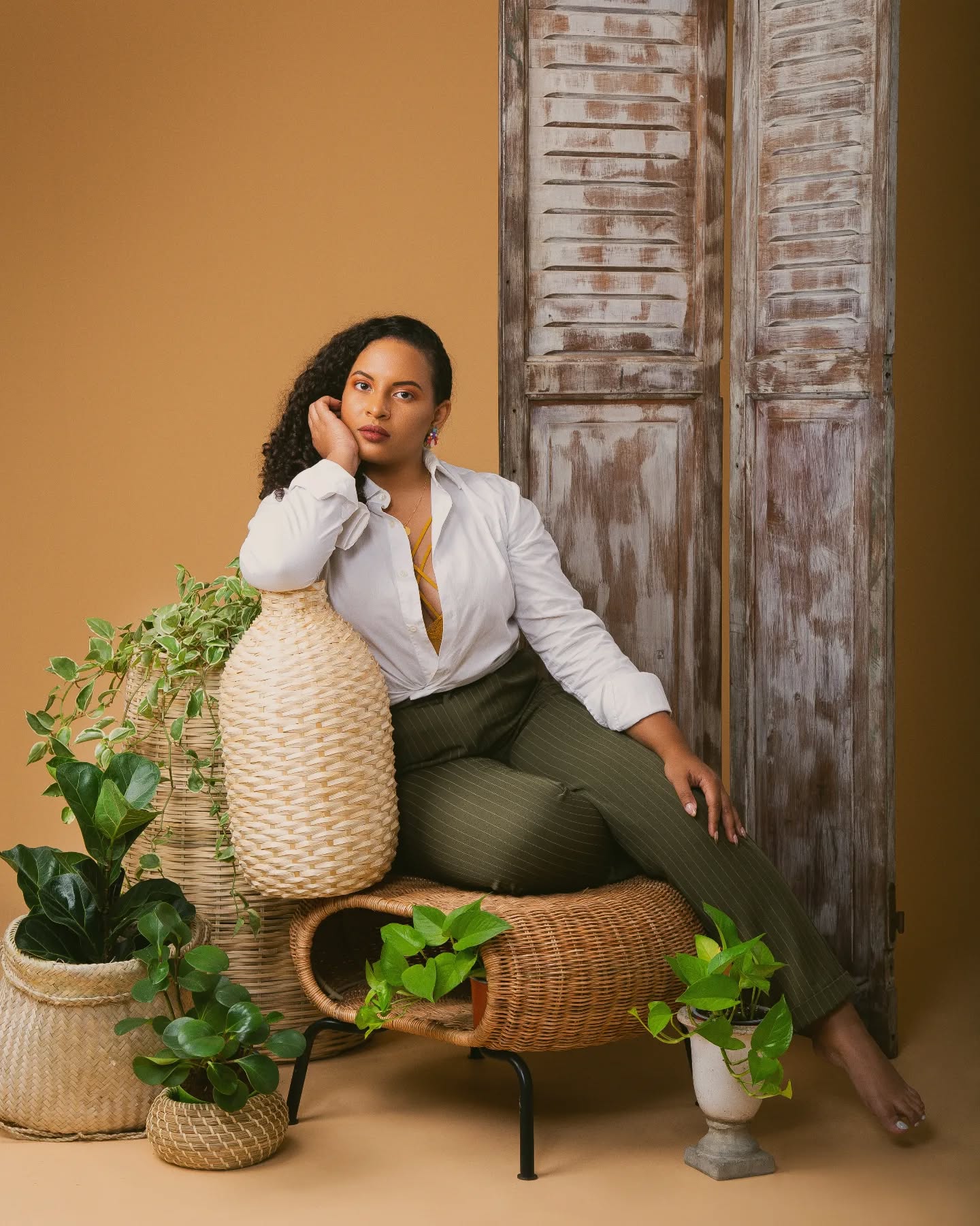 Un poco sobre la persona que te va a apoyar para lograr tus sueños en los espacios que habitas:
🌱Soy una arquitecta apasionada por crear espacios de bienestar que mejoran la calidad de vida. Busco aportar valor a través de soluciones creativas y prácticas que enfaticen la calidad y la funcionalidad. Me motiva el desafío de resolver problemas complejos de diseño, siempre enfocado en lo esencial.
👩🎓Me estimula capacitarme constantemente en nuevas habilidades y temas relevantes, por lo que estoy cursando una maestría en Administración de la Construcción en mi alma máter @pucmm
👷♀️Actualmente, diseño y gestiono proyectos residenciales, de hostelería, comerciales y corporativos. Mi experiencia incluye el diseño arquitectónico e interiorismo, la administración de proyectos, y la gestión de equipos.
🧑🏫Además, he fundado la primera plataforma en República Dominicana para talentos y profesionales en el sector diseño y construcción, conectándolos con empleos, pasantías y proyectos. @interarchpro es mi proyecto legado, donde busco aportar a mis colegas, profesionales, técnicos, contratistas e interesados en la educación y los servicios de este sector.
#DiseñodeInteriores #santodomingo #republicadominicana #arquitectura #ElBuenVivir