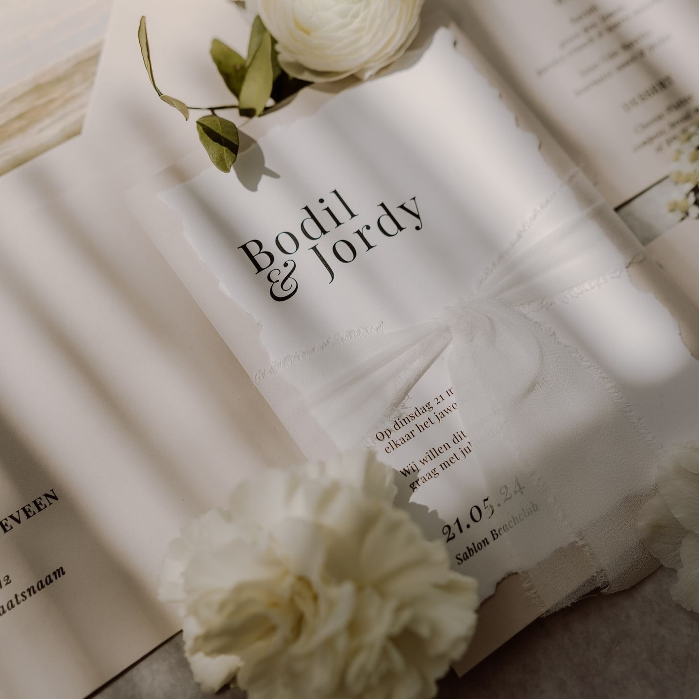 I need a name for this new design and of course my mind is completely blank. So I’m enlisting your help, please comment your suggestions below and help a girl out.
📷: @nicky.luiten.fotografie
Organisatie: @happyevents.nl
Styling & flowers: @happyevents.nl
Locatie: @sablonbeach
Modellen: @bodilhamoen & @jord1999x Fotograaf: @joyceschukkinkfotografie Fotograaf: @nicky.luiten.fotografie Videograaf: @marees_filmworks
Bruidsjurk: @uitliefde_bruidsjurken Bruidstaart: @mirunascakes
Stationery: @wittyink
MuHa: @lennebuijtels
Photobooth: @theweddingphotobooth.nl
Zanger: @nickstricker_official
DJ: @officialremysalvador
#weddingstationery #weddingstyling #weddingdecor #beachwedding #strandbruiloft #trouwkaartenopmaat #trouwdrukwerk #customweddinginvitations #luxurywedding #luxuryweddinginvitations