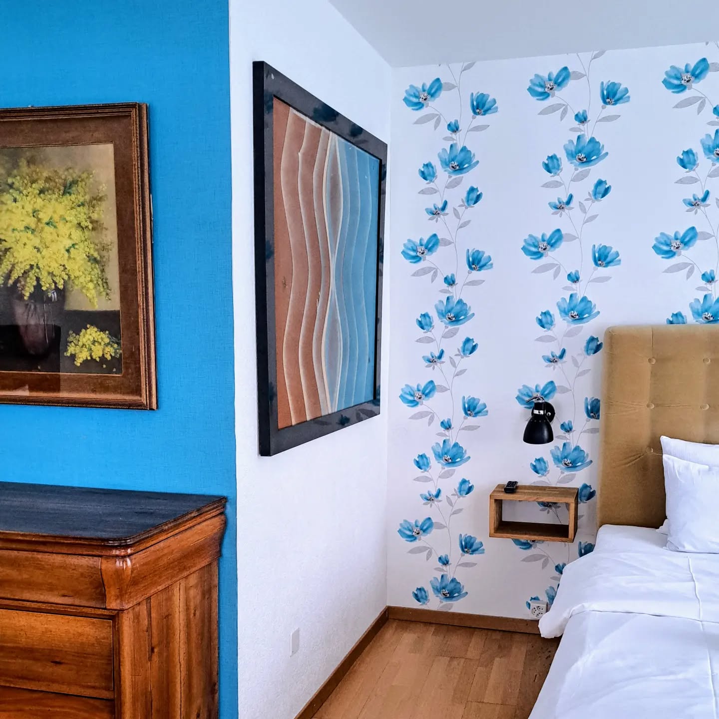 Sometimes its all about the colorconcept...
🟦🟫⬜️💐
#guesthousefürdich #budgettravel #hotel #bedandbreakfast #dammfürdich #kafifürdich #fürdich #aussersihl #hostel #travelgram #tourism #myswitzerland #bar #drinks #cocktails #food #restaurant #beer #bartender #cocktail #barista #party #chreischeib #brunch #breakfast #gastrozürich #pub #feierabendbier #coffee #happyhour