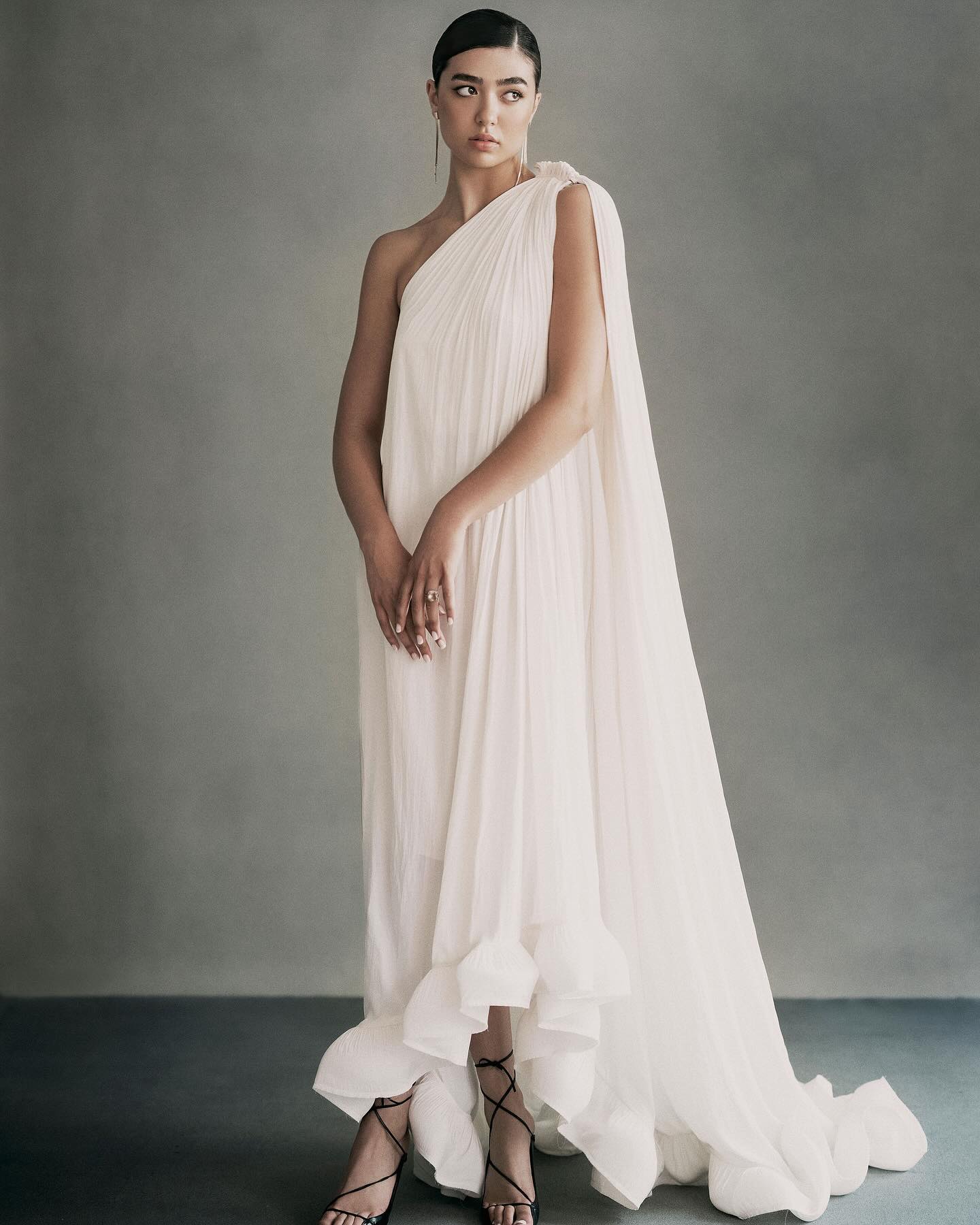 Less is more.
Photography @haseok_chung_studio
Hair & Makeup @jiyoungyangbeauty
Styling @francesca_stylist.to.the.bride
Dress @lanvin
Model @doveleanor
#bridaleditorial #nycbridal #jiyoungyangbeauty