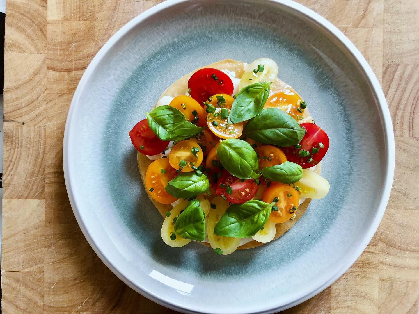 Goat’s Cheese & Heritage Cherry Tomato Tart.
Topped with chopped chives & fresh basil.
A light, seasonal & flavour packed lunch dish.
#makeyourown #homecooked #herritagetomatoes #eatorganic #foodies #lunch #londonfarmersmarket #eatseasonal