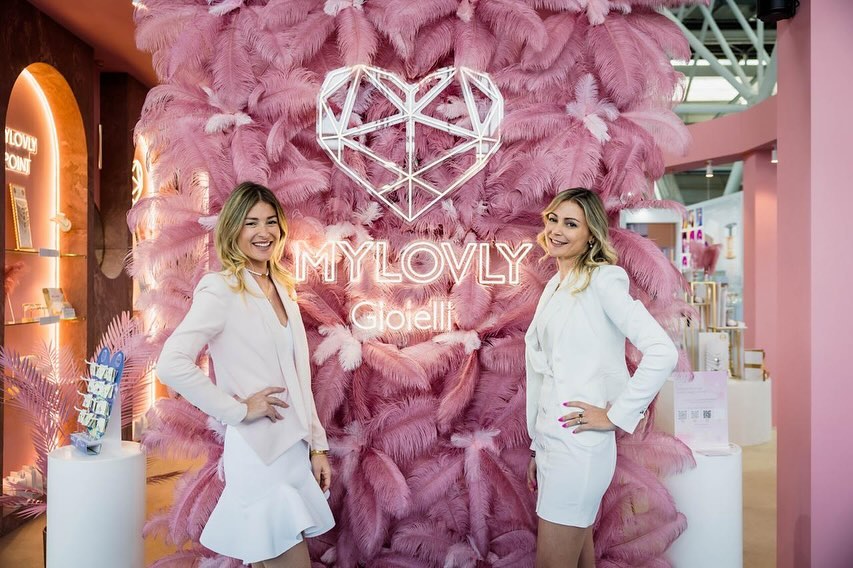 Il social wall più chiacchierato del cosmofarma ⭐️😎
@mylovlygioielli @cosmofarma_exhibition
#socialwall #backdrop #piume #artdirection #artdirector #allestimentifieristici #cosmofarma