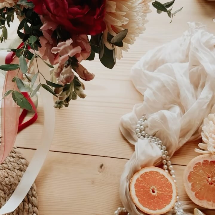 Hochzeit von M & I ✨🌈🧡😍✨
Bunt, lustig, emotional & familiär - genauso war diese wunderbare Hochzeit letzten Samstag. Obwohl es den ganzen Tag geregnet hat…war es wunderschön in der Event Scheune von @erdelement.auszeithof .
Danke, dass ich euch an diesem besonderen Tag begleiten darf mit meiner Dekoration. 😊
LOVE is in the air! ✨
#wedding #weddingdecor #dekoverleih #eventdesign #heirateninösterreich #vintagewedding #hochzeitsinspiration