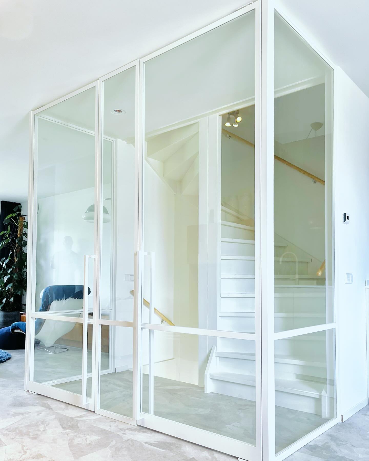 In een nieuwbouwwoning in Arnhem hebben we deze prachtige trapopgang geplaatst. Voordeel van deze constructie is een vrije doorloop van de trappen. Volledig voorzien van akoestisch veiligheidsglas.
#wesselssteelworks #stalenbinnendeuren #taatsdeuren #steeldoors #vanstaal #soundcontrol #glass #trapopgang #nieuwbouw #arnhem #interieur #interieurinspiratie #livingroom #living #staal #poedercoating #9010 #design