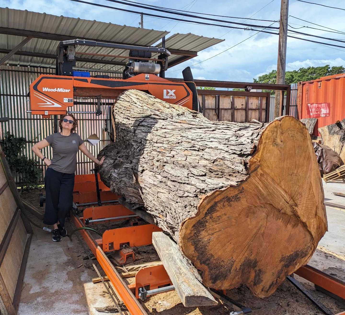 Silver Maple next up on the mill. @savor.this for scale.
.
.
.
#bigwood #urbanwood #milling #hardwood #sawmill #Denver #woodshop