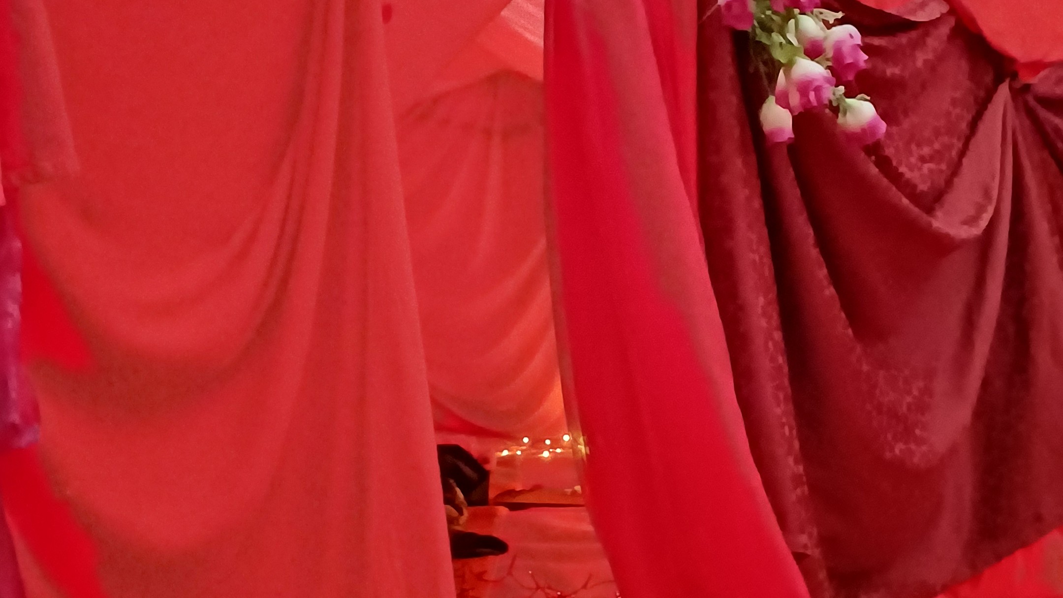 ein nährendes Frauen-Kraft-Wochenende liegt hinter mir. jede einzelne mag nur ein Tropfen sein, doch gemeinsam verwandeln wir uns in eine gewaltige Welle. Und wir könne lenken, mit welcher Energie wir voran gehen.
Danke Kautzen, danke Seedamp, danke tree of life Festival. Danke meinem Team - wir sind phantastisch <3 <3
#roteszelt #redtent #zauberband
#sacredspace #frauenkraft #sisterhood #healing #femaleenergy #frauenkraft #femalewisdome #seedcamp