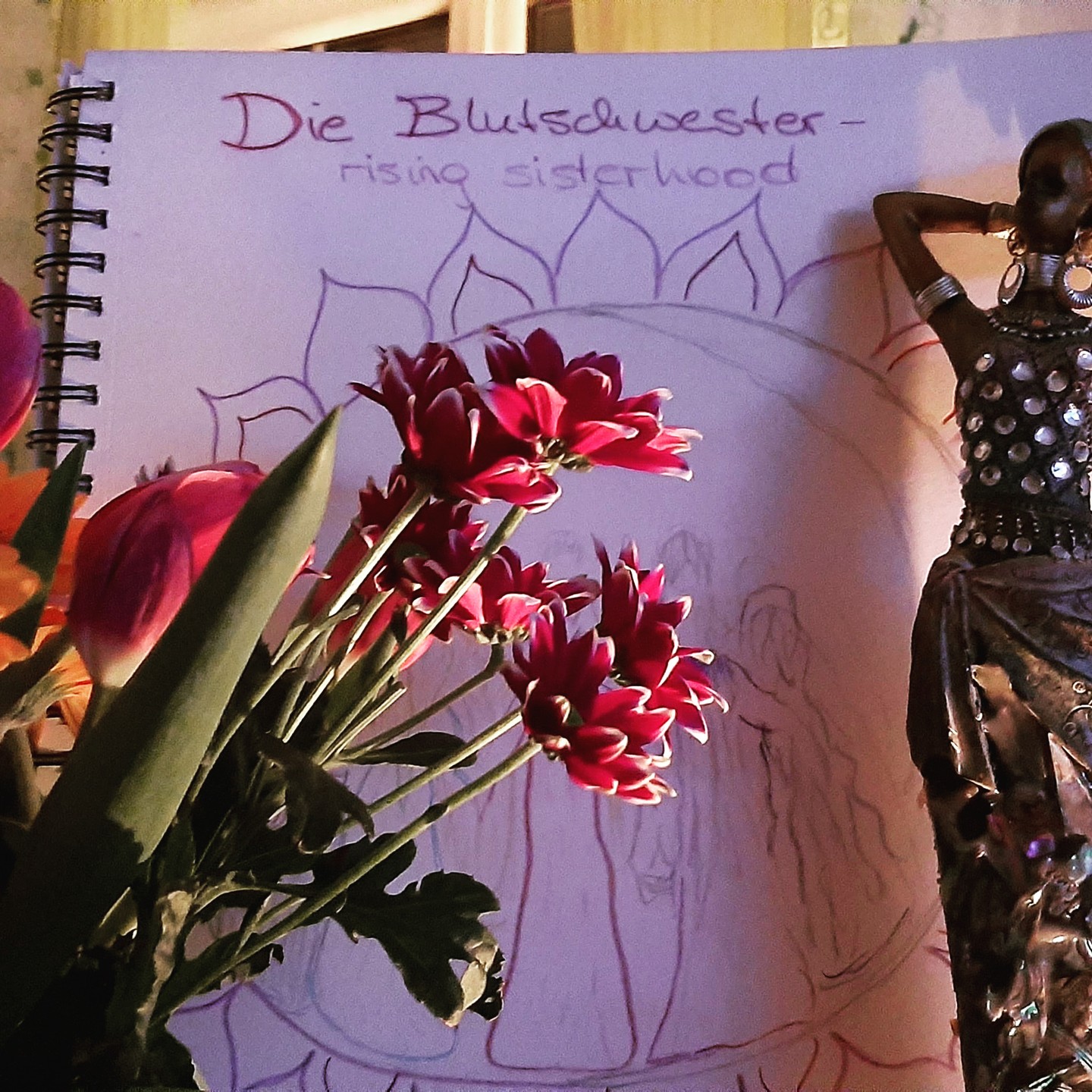 Wenn Frauen zugleich menstruieren...
.
Ob Tochter, Schwester, Freundin, Cousine: Pheromon bedingt entwickelt sich, dass Frauen, die zusammen leben, nach einer Weile zur selben Zeit ihren Eisprung haben bzw menstruieren. Daraus ergibt sich automatisch eine gewisse Verbundenheit.
.
Das Riechsystem gilt als ältester Sinn - Duftstoffe haben also seit je her eine immense Bedeutung im menschlichen Leben. Bereits im Mutterleib entstehen Geruchs- und Geschmackssinn und Duftstoffe beeinflussen das Leben viel mehr, als uns bewusst ist. Sowohl in der Attraktivität und der Partnerwahl, als auch was Freundschaften betrifft. Düfte wirken direkt auf das limbische System und stoßen damit an Erinnerungen, an Gefühle und Instinkt. Bekommen wir einen Dift in die Nase, kann er ekeln, beflügeln, betören, in die Kindheit versetzen und bewirken, dass wir einander besser oder schlechtes riechen können.
.
Gerade hab ich ein Wochenenden voller Frauenkraft im Roten Zelt hinter mir - und da entwickelt sich so ein starkes energetisches Frauenfeld. Und bereits dort haben Frauen durch die intensive Zeit miteinander vermehrt ihre Gebärmutter gespürt und die eine oder andere 1 oder 2 Tage froher zu bluten begonnen als erwartet.
.
Was ich daraus schließe? Naja- dass Frauenkörper eigentlich m-i-t-einander schwingen möchten. Dass wir zusammengehören und dass Frauen einander wohlwollend sein sollten. Hin zu Verbundenheit und Verständnis - weg von Hate und Konkurrenz.
.
Hast DU das schon mal erlebt, dass du deine Tage genau gleich mit deiner Mitbewohnerin hattest?
#menstruation #zyklus #frauenkraft #roteszelt #heartsisters #sisterhood #zauberband #redtent #sisterhoodalive
joyn FB-Group: https://www.facebook.com/share/STPuvcPxUuLSwzvB/