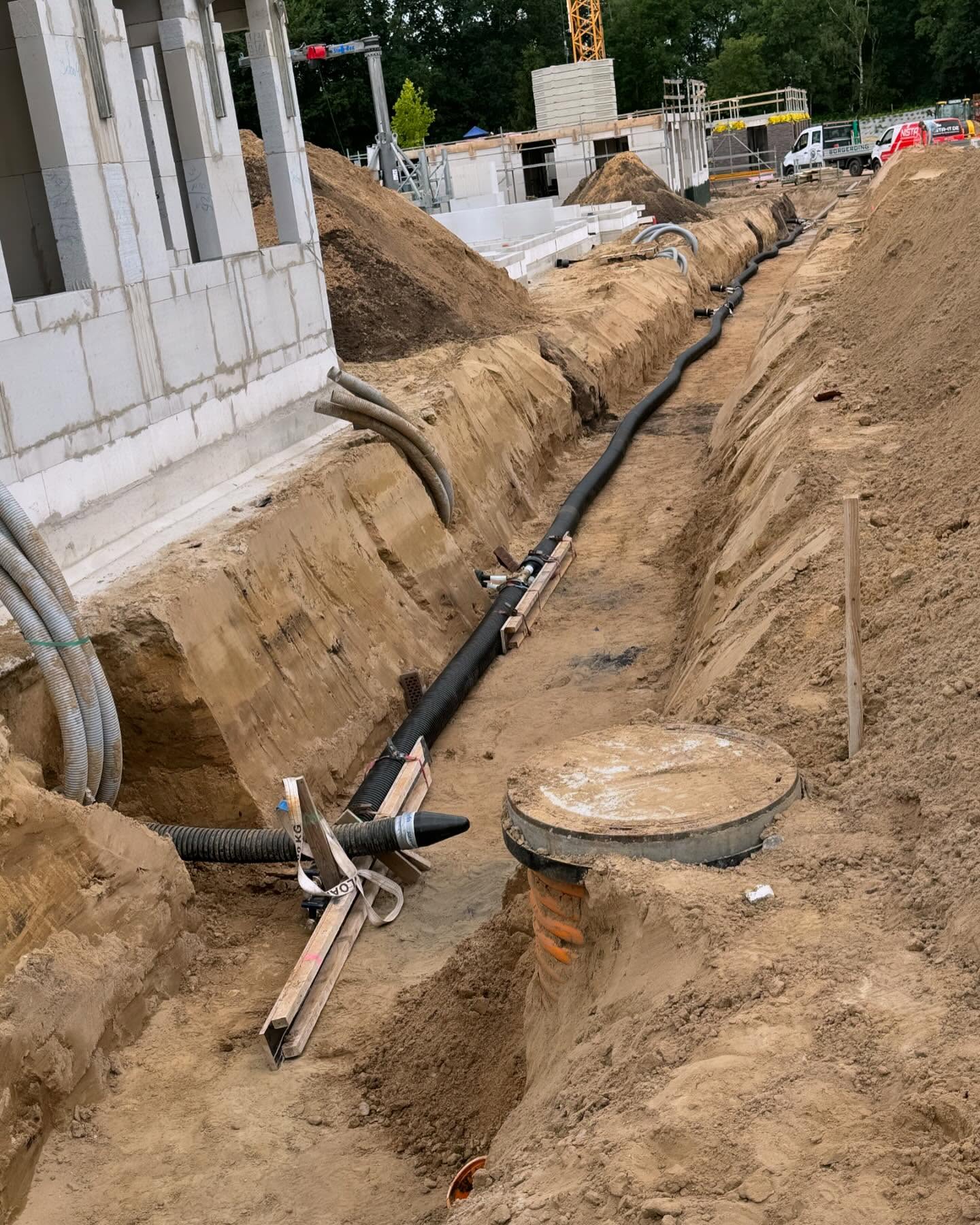 Ein langweiliger ausgebaggerter Graben voller Dreck? NEIN! Wunderschön. Hier finden derzeit die Arbeiten für unsere Technische Erschließung statt. Bald fließen hier #nachhaltige Wärme und #grüner Strom durch die Leitungen… Let‘s rock! 👍🏻💪🏻_______________________________________________ #Niedersachsen #erstesCO2neutralesQuartier #Handwerk #Zukunft #Fernwärme