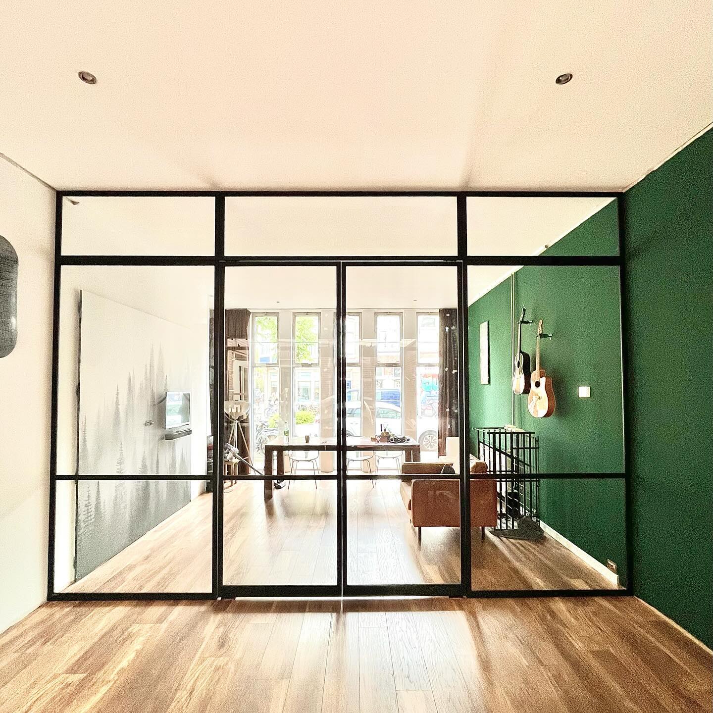 In dit historische pand in de binnenstad van Groningen hebben we een dubbele stalen Taatsdeur met zijlichten en een bovenlicht geplaatst. Mooi stukje vakwerk💪
#wesselssteelworks #stalendeuren #stalentaatsdeuren #taatsdeuren #maatwerk #elegantie #in #staal #groningen #schildersbuurt #grunn #historischpand #renovatie #woninginspiratie #interieur #interieurinspiratie #woonkamer #wonen #stalenbinnendeuren #stijlvol #steeldoors #living #interiordesign #interior