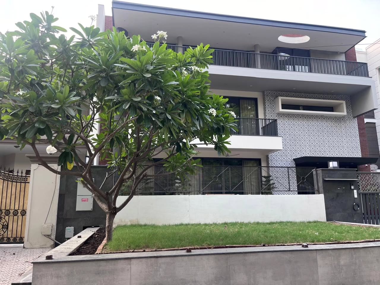 Day or night, interior or exterior - a house that exudes elegance.
#chandigarharchitects #residentialdesign #moderndesign #interiordesign #chandigarh #modernhouses #architecture #botiquehomes #bespokefurniture #chandigarhhouses #residence #aesthetic #residentialarchitecture