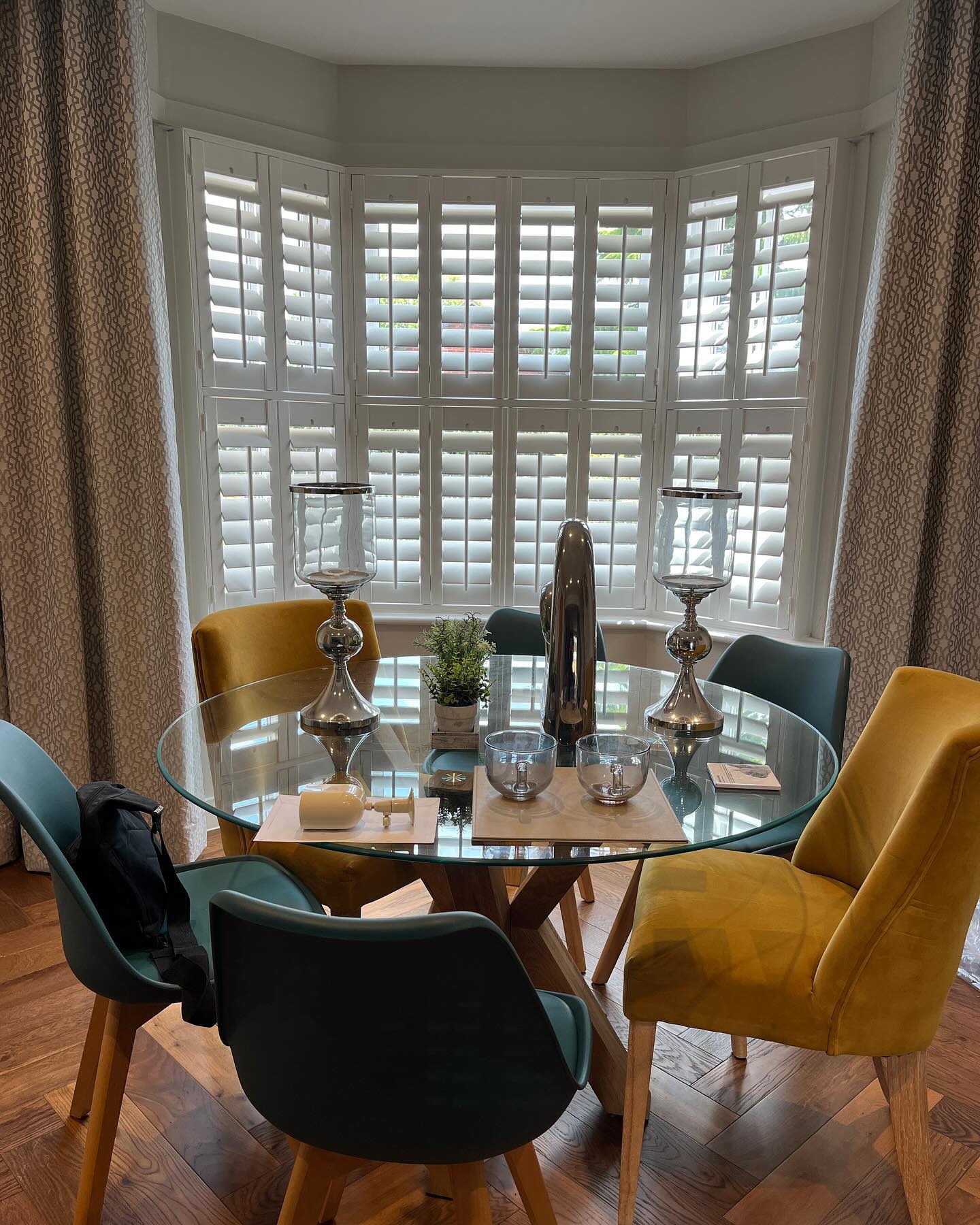 🙌😁 Tier on Tier shutters combinded with curtains looks amazing. ☀️Use our instant calculator for a price today! www.indigoblinds.co.uk
Info@indigoblinds.co.uk
01787 275249