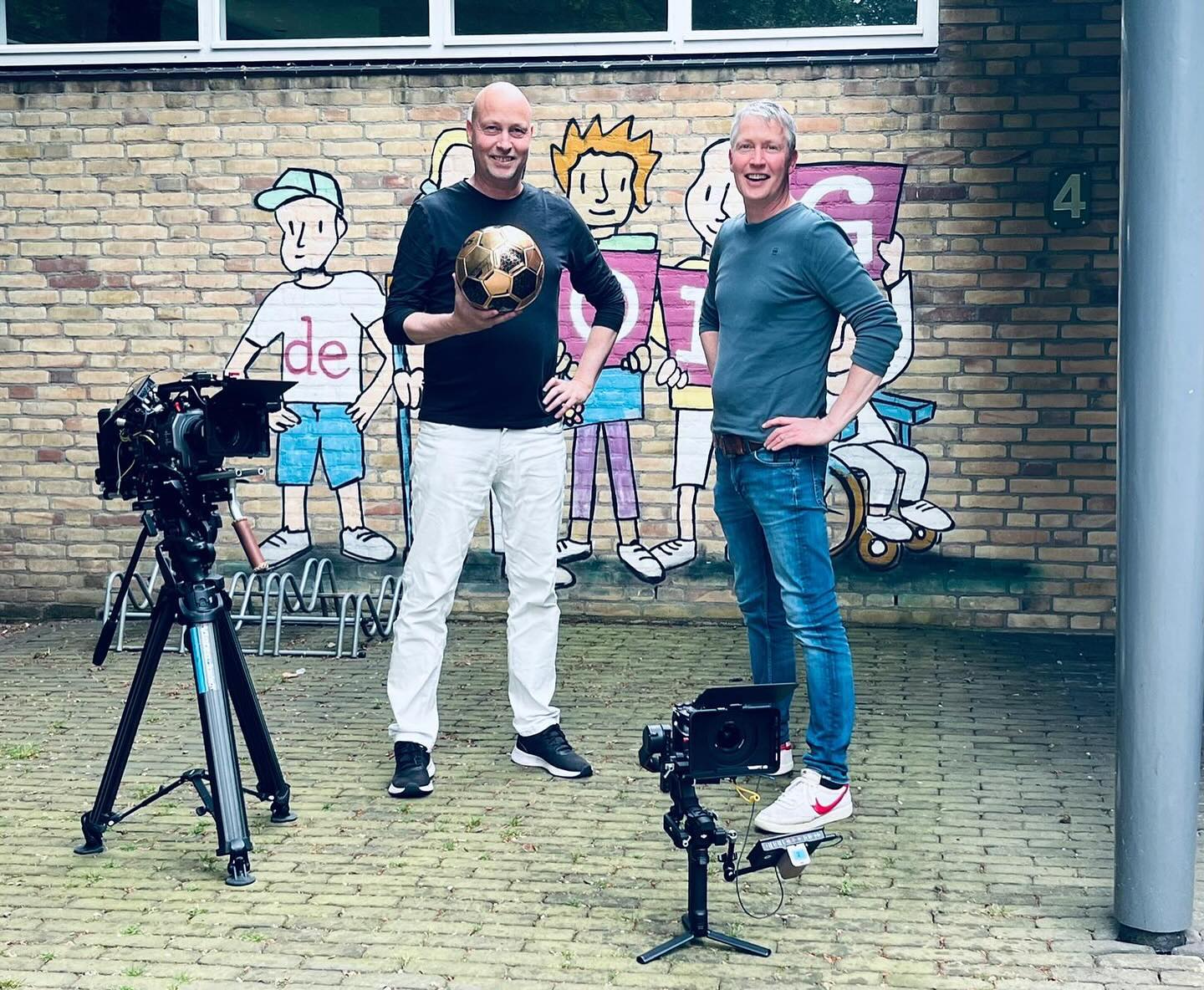 Een keer per jaar maken we een gratis video voor een goed doel. Dit jaar Logeerhuis De Boeg. Dit is een plek waar gezinnen met een kind dat vaak naar het ziekenhuis moet voor een behandeling kunnen verblijven. Meestal zijn dit gezinnen die ver weg wonen van de Nijmeegse ziekenhuizen.
De film moet onder andere helpen bij het werven van sponsoren, zodat deze bijzondere plek ook op lange termijn kan blijven bestaan. #deboeg #videoproductie