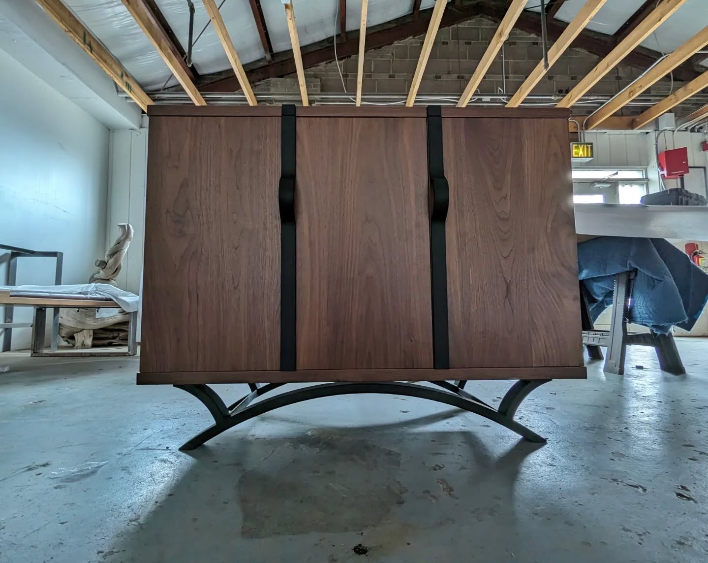 Here's a couple of Walnut consoles about to be wrapped up and shipped out.
Solid black Walnut, rolled steel base with house made handles.
.
.
.
#finishstrongfriday #walnut #furnituredesigner #metalfabrication #woodworkersofinstagram #Denver #hoteldesign