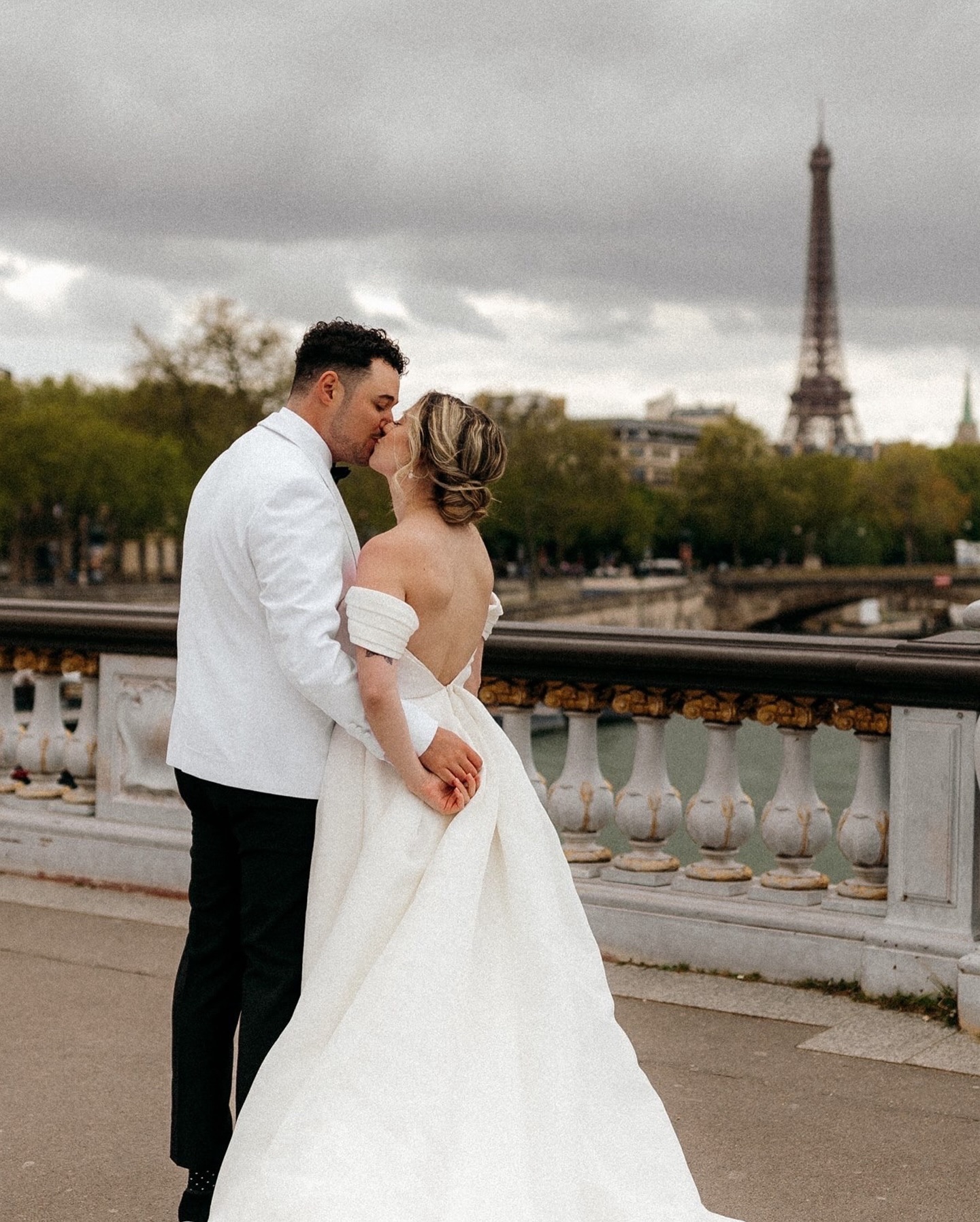 En 2017 j’étais l’étudiante passionnée et un peu naïve qui assistait au premier Workshop @anniesimardphoto & @genevieve.albert.photographe à destination!
Et cette année j’ai réalisé un rêve et un accomplissement professionnel dont je suis vraiment fière.
🥹👇
Partir avec elles, faire un trio de feu pour offrir un workshop mariage à 15 collègues photographes. Merci à chacune de ces merveilleuses personnes pour votre confiance!
J’en reviens pas encore.
Je t’en parle et j’ai des frissons.
Ces femmes sont brillantes, généreuses et deux références dans la photographie de mariage ✨
Pendant l’atelier de direction et de posing, j’ai eu le bonheur de diriger Amélie & Matthieu sur le sublime pont Alexandre iii.
Que du wow.
Je me suis permis d’ajouter du grain sur mes photos!
Aimes-tu autant que j’aime?!
Si tu connais quelqu’un qui se marie à l’étranger je connais une photographe qui est partante 🙋♀️🫶🏻
Mise en beauté; @highlight_maryse_belanger
.
.
.
#pariselopmentphotographer #quebeccityphotographer #quebeccityweddingphotographer #photographequebec #destinationweddingphotographer #franceweddingphotographer #photographedemariagevilledequebec #workshopmariage