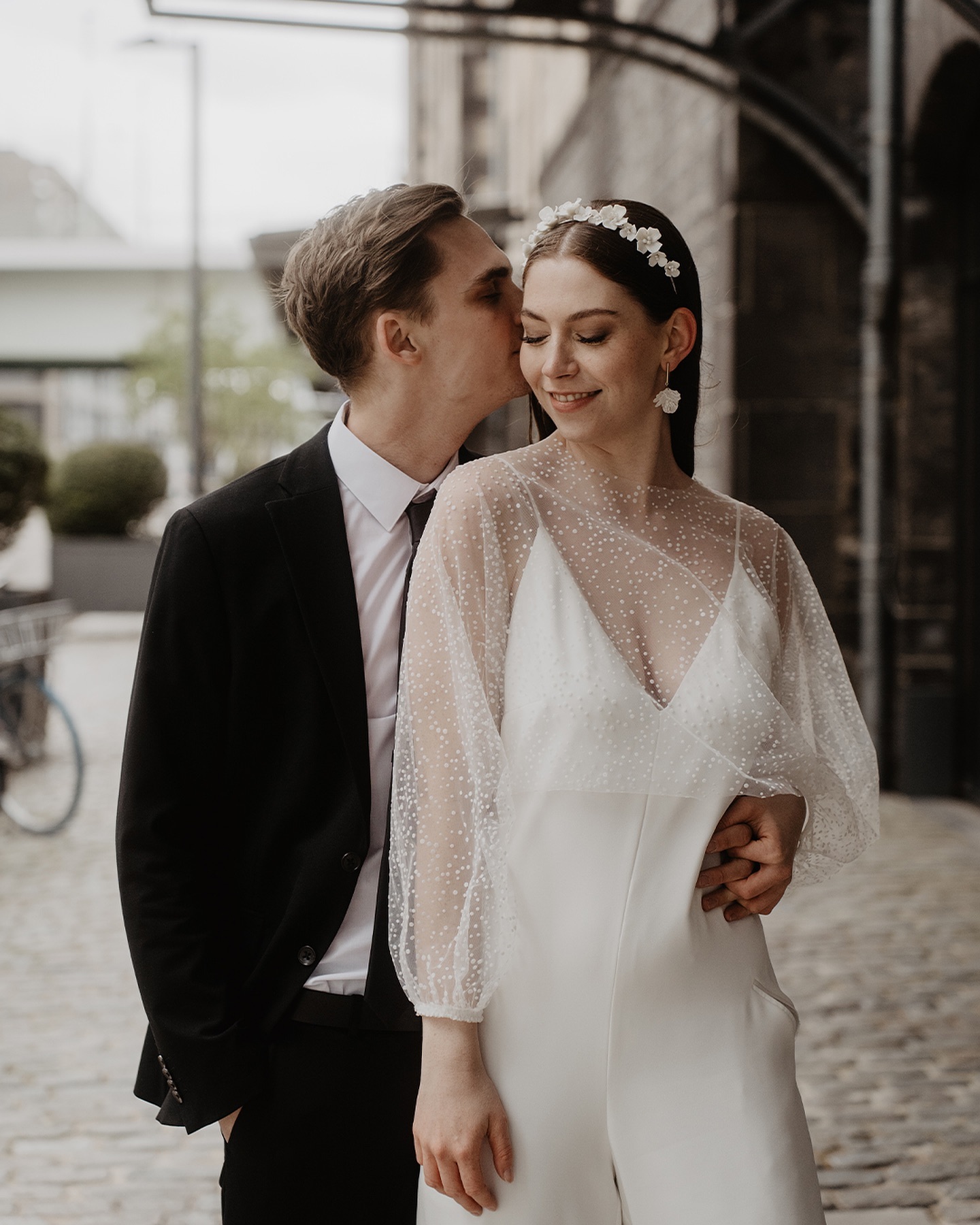 hand in hand - today, tomorrow & forever 🤍✨
Couple: @julia.simpfendoerfer & @david_harija
Styling: @leaeiselt.brautstyling
Brautmode: @atelier_miss_blanche
#bridalshooting #brautmode #coupleshooting #rotkäppchensekt #weddingvibes #hochzeitsfotografie #wedding
