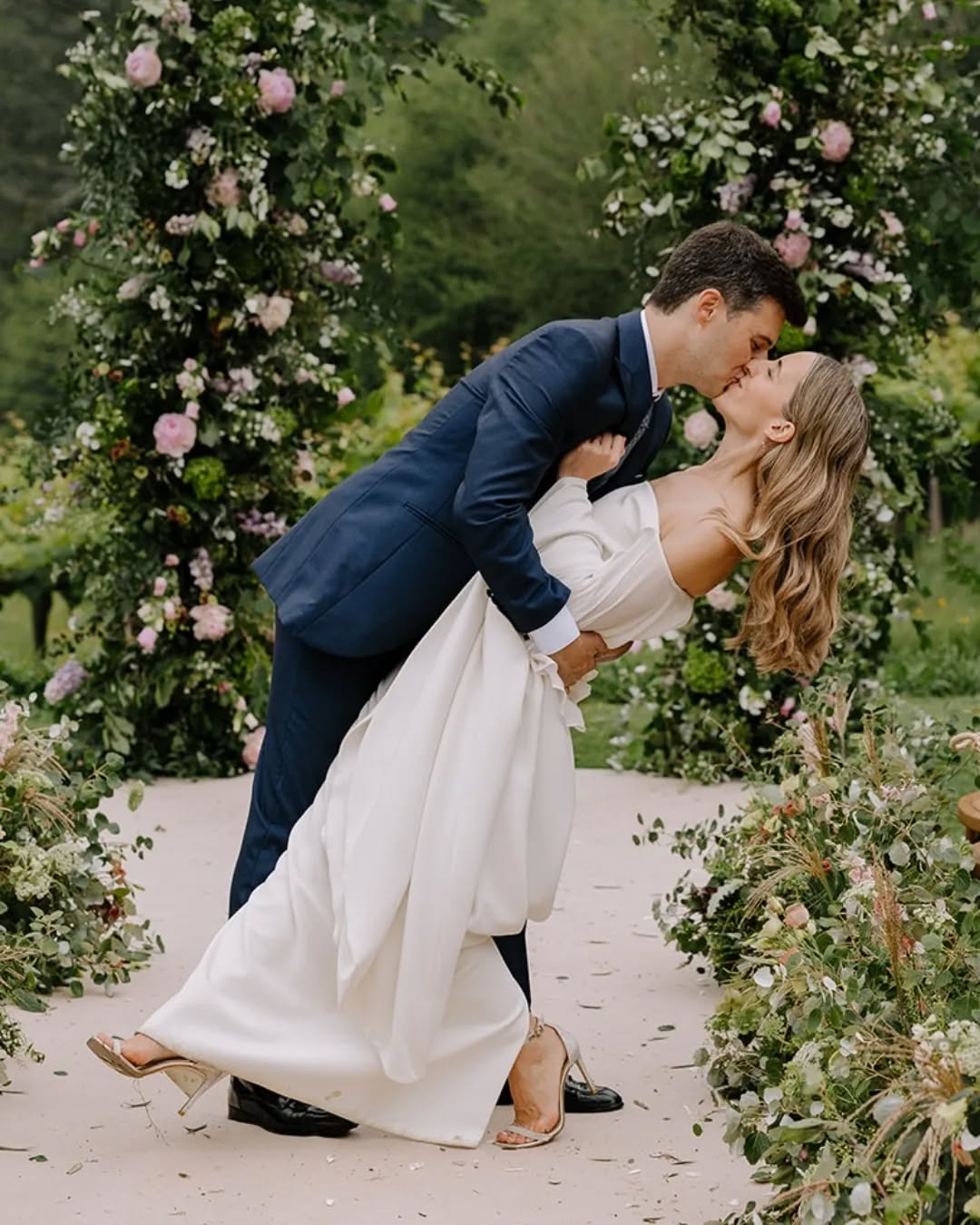 Llevabamos cuatro años esperando para poder celebrar esta espectacular boda y por fin ayer fue el gran día. No faltó de nada, una decoración increíble, comida riquísima, una fiesta a todo color y una pareja muy especial. Garazi y Ander nos regalaron la mejor de más fiestas y nosotras solo podemos darles las gracias por haber confiado en nosotras para crear estos recuerdos.
Todo no esto no habría sido posible sin el trabajo de toda esta gente ✨️
Wedding planner: @20eventosweddingplanners
Second: @irenehalley_
Vestido: @sophieetvoilabridal
Traje: @neudonostia
Peluquería/maquillaje: @amaiaweddings
Video: @recuerdosdecine
Flores: @decovillaflores
Papelería: @labahiacreativa
Banda: @sonokando /
Dj: @goldendjs
Catering: @bodega_katxina
Pareja: @garazieguren @anderarana86
Alianzas y pendientes Garazi: @joyeriaimaz
Paipais: @lajuar_studio
Mobiliario: @mesapresidencial
Hora loca: @countdownparties
Videomatón: @videomatonslowmo360
Luces fiesta: @sonort_audiovisual
Foodtruck: @uloversmafaldo
Servilletas: @event_oh