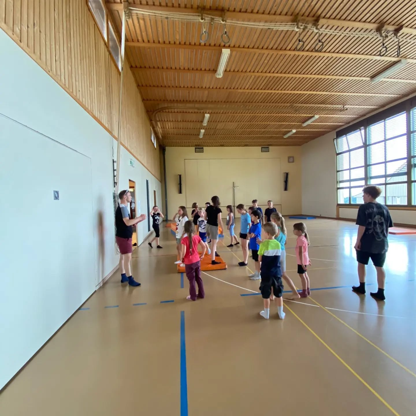 Am diesjöhrige Spielnomittag hend sich d'Jublachinde bi verschiedene Sportwettkämpf gmesse und als stärkig en feine Öpfel zum zvieri gesse.⚽🏐🍎
Mit de gmischte Gruppe vo jung bis alt, hend sie sich bim Fuessball, Brennball und Huffeisen wörfe bewisse.