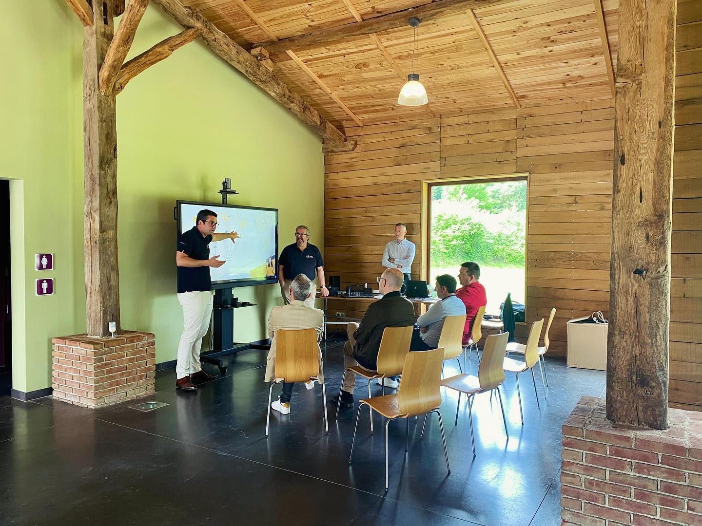 Merci @elan_groupehexapage de nous avoir choisi pour votre matinée de travail !
Notre salle de 240m2 et son parc de 6000m2, au cœur des vignes , offrent un cadre et une atmosphère idéale pour vos événements professionnels . DM pour plus d’infos et lien en bio #work #seminaire #showroom