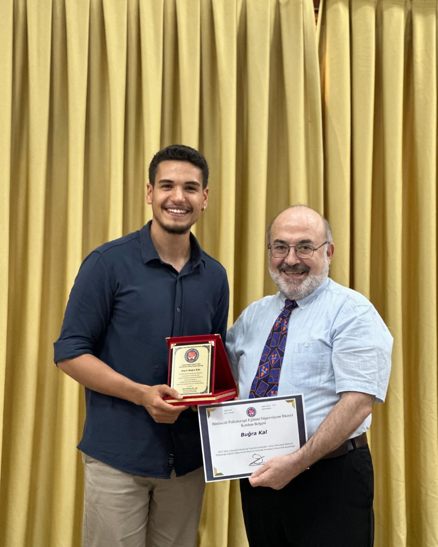 Bütüncül Psikoterapi Eğitiminin 3. yılı olan süpervizyon dönemini bitirmiş bulunmaktayız. Başta bu yolda önümüzü açan ve bizlere ışık olan Tahir hocama ardından değerli Psikoterapi Enstitüsü çalışanlarına ve sınıf arkadaşlarıma eşlik ettikleri için teşekkür ederim.
@psikoterapi_enstitusu