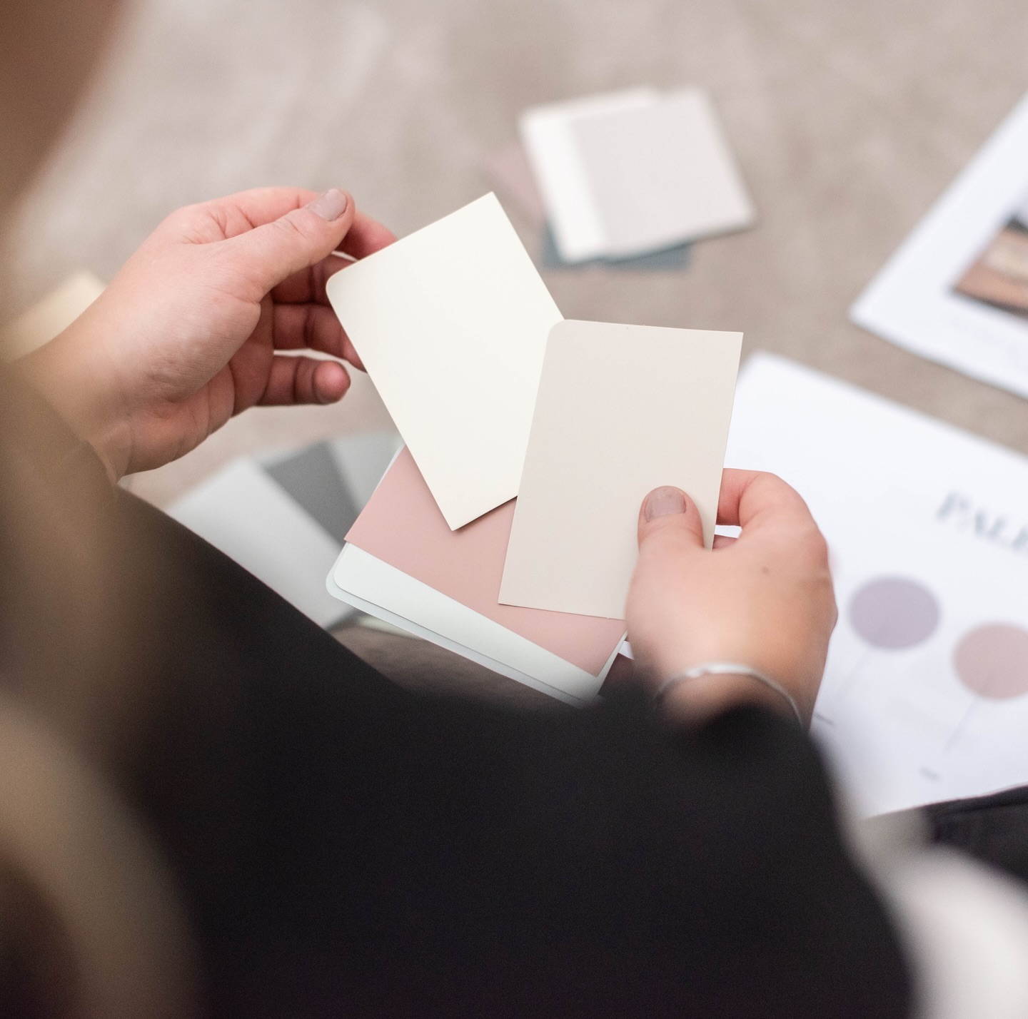 Känner du dig stolt över ditt visuella varumärke? 🟠⚪️🟡🔴🟤
Du väljer säkert kläder som du tycker är snygga men främst som du känner dig snygg i och som ger dig ett bra självförtroende.
Precis så är det när det gäller ditt visuella varumärke, din branding.
Du vill känna dig stolt när du visar och presenterar ditt företag.
Självförtroende spelar en stor roll för att få framgång i ditt företag.
När du har ett starkt självförtroende i ditt varumärke bygger du förtroende hos dina potentiella kunder och har mycket enklare att sälja. ☺️
#branding #brand #varumärke #varumärkesstrateg #varumärkesbyggande #varumärkesdesign #visuellekommunikation #visuelldesign #visuellkommunikation #grafiskdesign #grafiskprofil #grafiskkommunikation #branddesigner #designer #grafiskdesigner