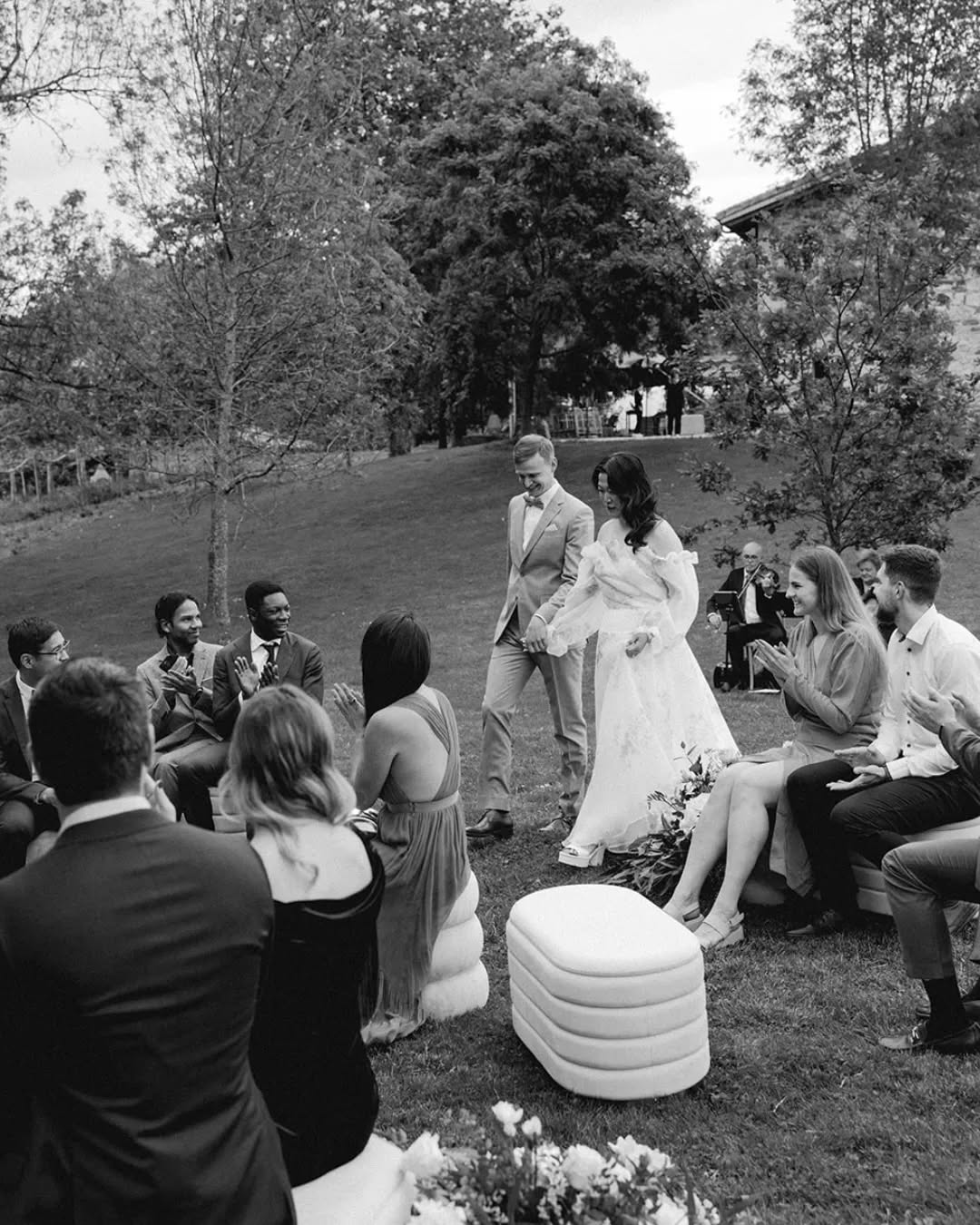 Hace algo más de un mes comenzamos la temporada con esta boda íntima en el @hotelunanue de la mano de nuestra querida @20eventosweddingplanners.
Desde luego que empezar así de bonito, sin prisas, ni contratiempos, con compañeros de trabajo que hacía varios meses que no veíamos fue una gozada. J&A vinieron desde SF para celebrar algo especial en una ciudad en la que no habían estado jamás pero sabían que merecía la pena. Y tanto que si, y es que encontrarte espacios tan bonitos y tranquilos, donde sólo se respira paz es una maravilla.
Wedding planner: @20eventosweddingplanners
Finca: @hotelunanue
MUHA: @amaiaweddings
Flores: @endaneagarden
Dj: @jonizagirre__
Papeleria: @labahiacreativa
Música: @sottovocemusik
Catering" @robertoruizbyhika
Mobiliario y deco: @event_oh
Carpa: @loyolaveintiuno