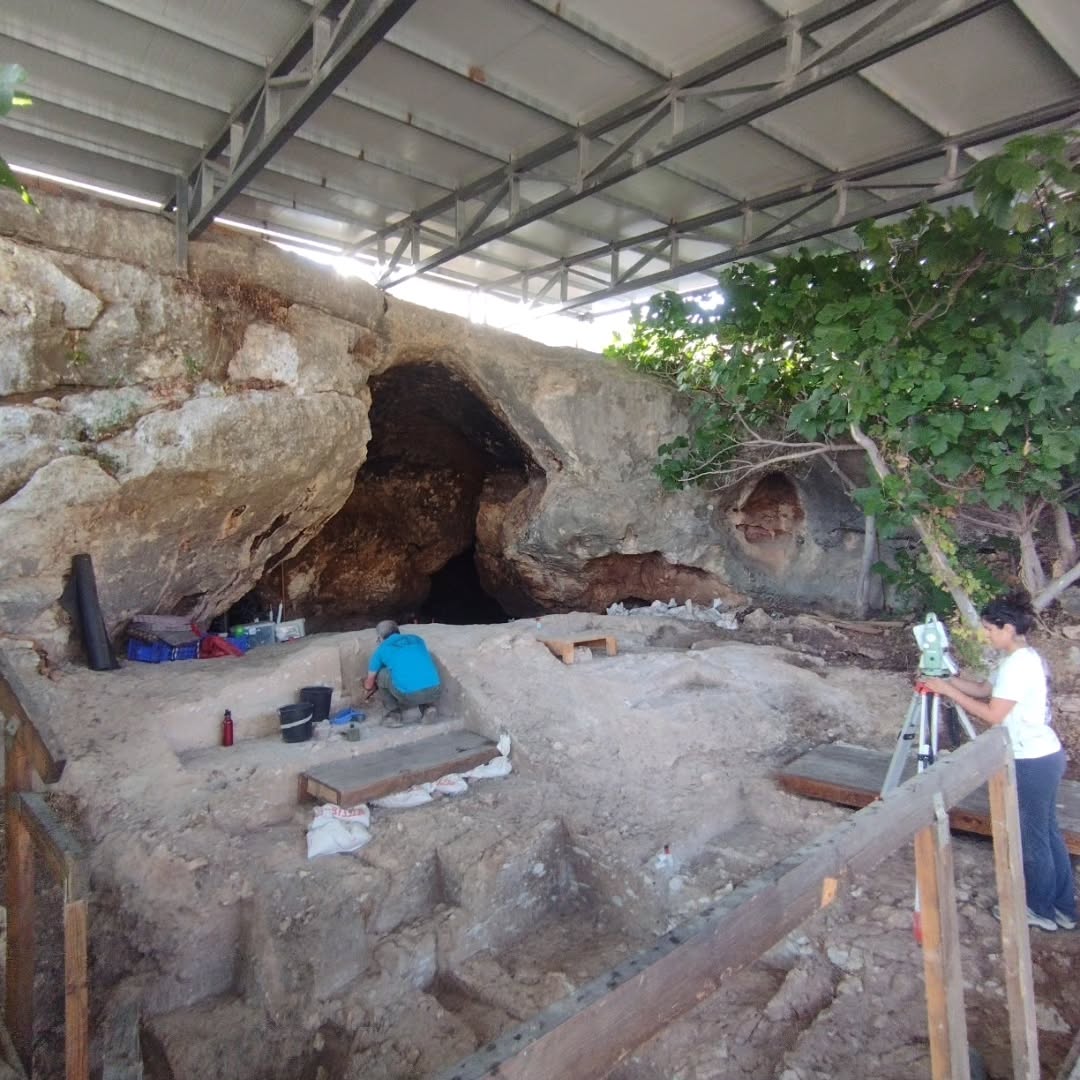 📢 The HCE lab team will spend the next three months excavating at the Middle Paleolithic cave of Tinshemet.
Here are some photos from the last days 🌞