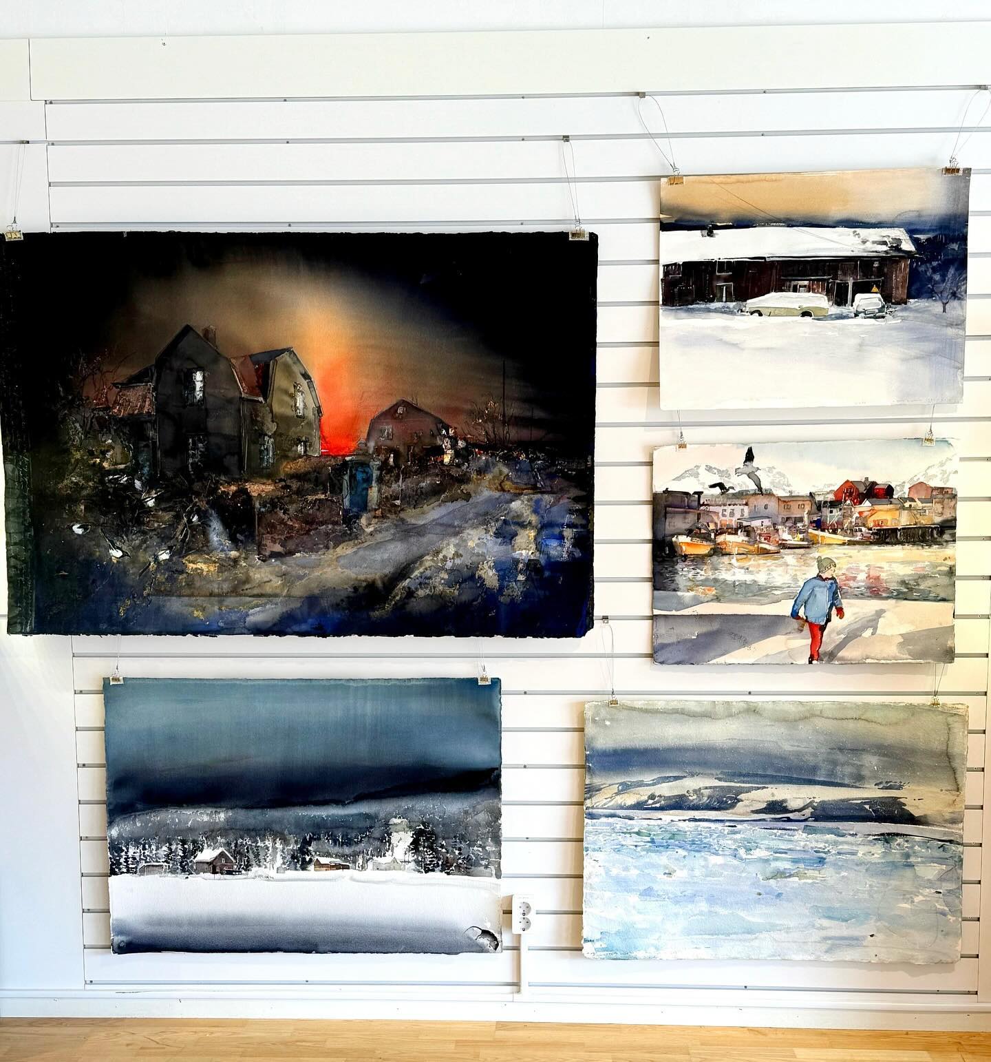 Sommarens stora händelse på Norrlands Auktionsverk!
Specialauktion med Lars Lerin kombinerat med visning av alla verk i vårt showroom. Den pågår redan nu för fullt och fram till 29 juni. Ni kan registrera era bud och granska alla föremål på vår hemsida. Missa inte chansen att få äga en fantastiskt Lerin-målning! Välkomna in till oss 🤩 #larslerin #akvarell #konst #watercolor #norrlands #norrland #umeå #lofoten