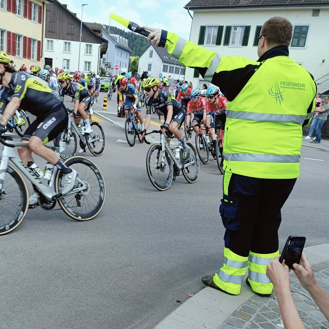 Diese Woche durften wir die Organisation der @tourdesuisse_official bei der Streckensicherung unterstützen. Das Radrennen der zweiten Etappe führte vom Bichelsee bis Rämismühle durch unser Verbandsgebiet.
Weiterhin eine unfallfreie Tour und Hopp🇨🇭
.
.
.
.
.
.
.
#tourdesuisse #radrennen #velo #rennvelo #gümmele #verkehr #strasse #sicherheit #turbenthal #wila #wildberg #tösstal #feuerwehrtww #feuerwehr #firefighter #blaulicht #freiwilligenarbeit