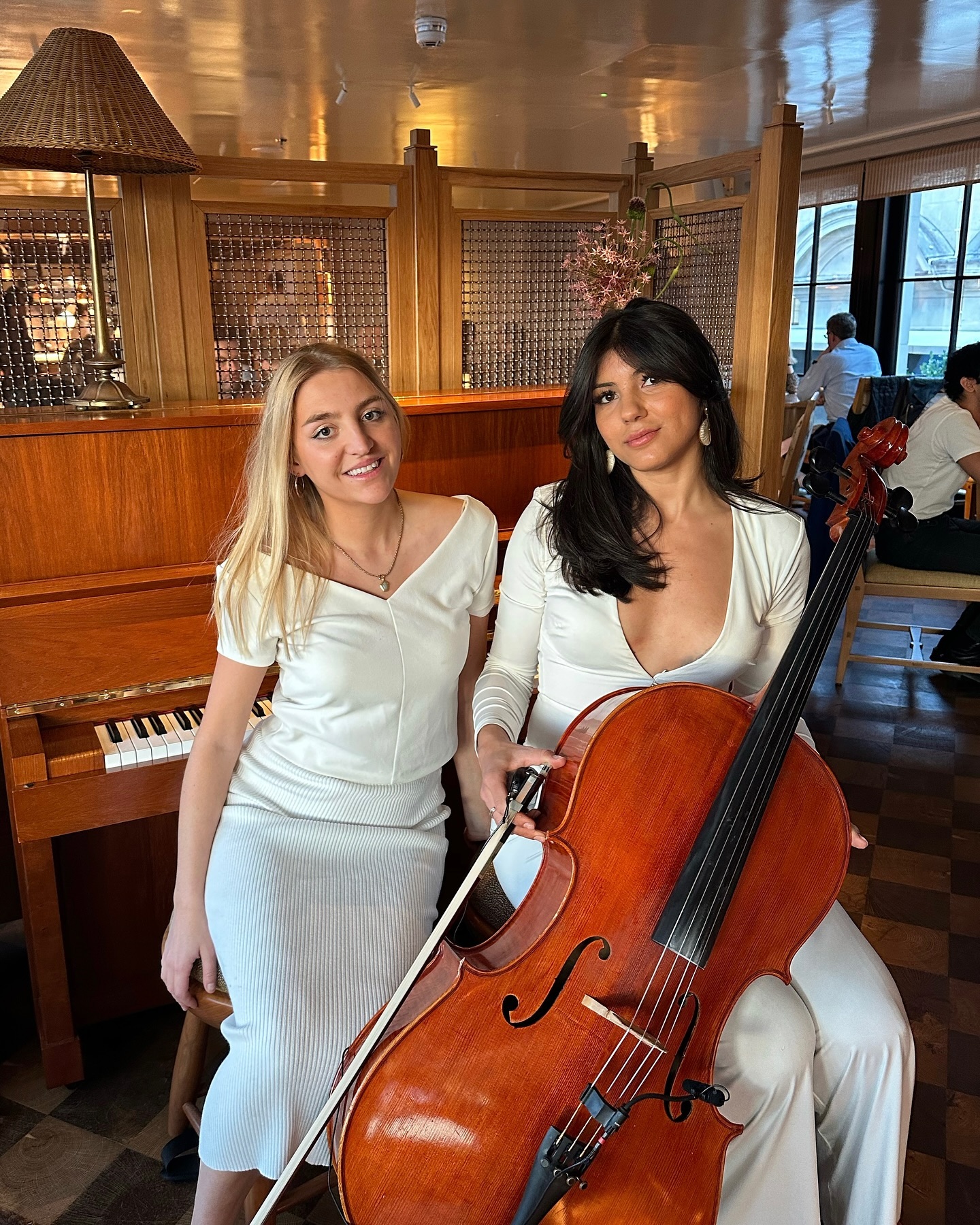 Performing our highly requested piano and cello duo at the gorgeous @kiokubyendo this evening. From Madonna to Herbie Hancock our repertoire is tailored for every performance 💛
✨ @lalaproductions__
#cello #piano #pianist #kioku #restaurant #performance #destinationweddings #cellist #ootd #eventplanner #evententertainment #livemusic #musicians #londonmusicians #azulstrings