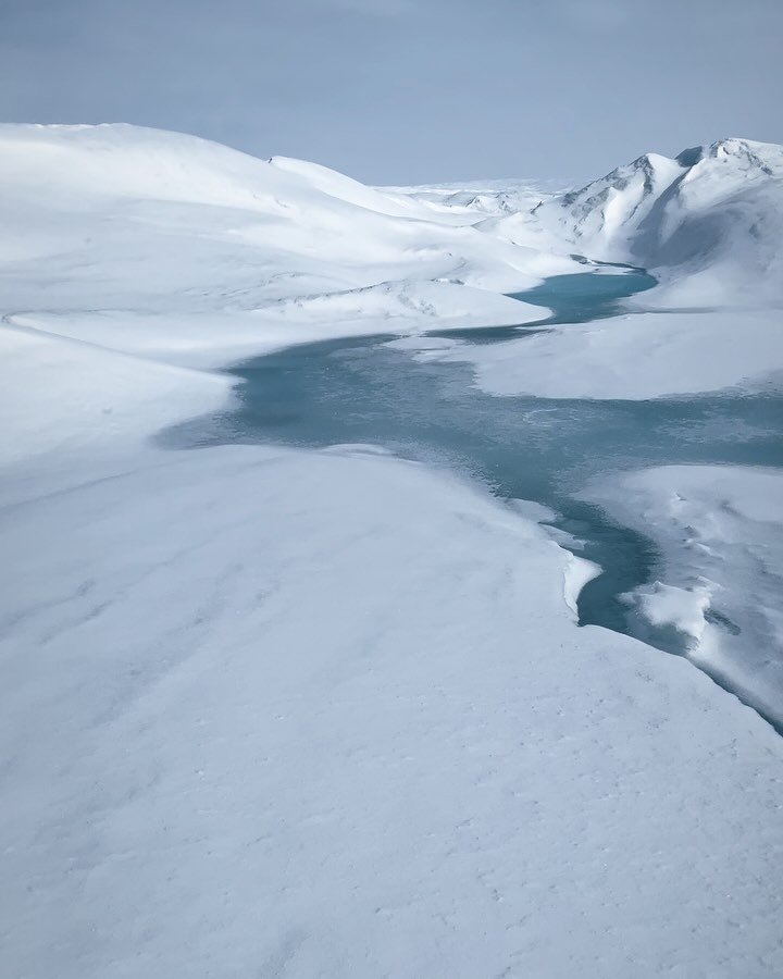 TUNES 🪇
Greenland was the first Arctic expedition where I listened to music and considering that bashing the drums is my day job I guess that’s pretty weird. 🥁
Music was massive for me in Greenland though. When having a tough day or when team morale was low, music kept me skiing and kept me hauling all that weight in -35c. Coupled with the constantly epic views you see here including ice halos and whiteouts, it would cheer me up, drive me forward, bring back all sorts of memories and sometimes got me feeling really emotional.
Music is amazing.
So in no particular order, I just want to give a shout out to some of the talented artists and bands, big and small who travelled across Greenland with me. Thanks! 🙌🏻🤘🏻
My music bros @jamettone
@shady_nasty
@m83music
@ash_1977
@ringodeathstarrofficial
@sepultura
@cometcoming
@loatheasone
Polmo Polpo @sandro__perri
@feederofficial
@bandofnothing
@flyyingcolours
@deftones
@hightoneofficial
@thetwilightsad
Jesu @justinkbroadrick
@hanszimmer
#greenlandcrossing #greenlandpioneer #music #expedition #thankyou #fsgs #kidneywarrior #kidneytransplantrecipient #snow #whiteout