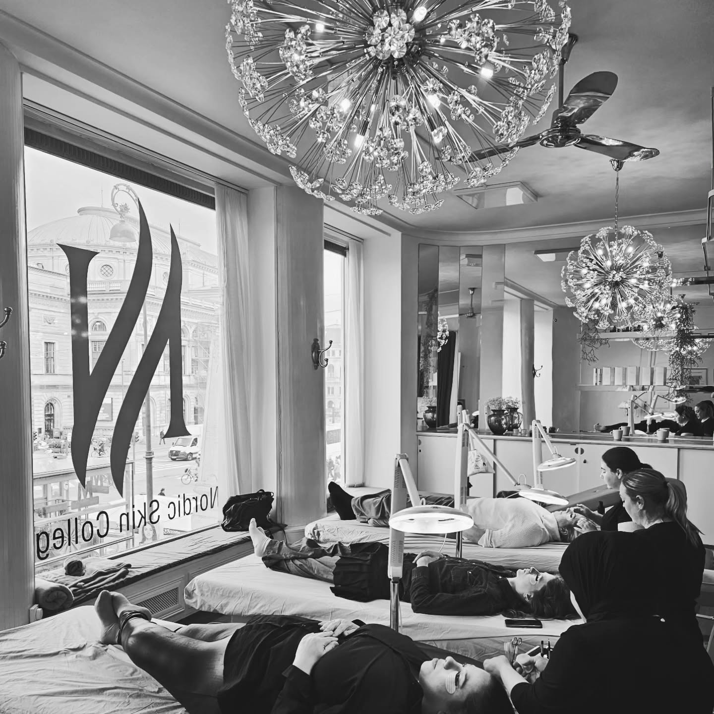 Kursusdag i Lash & Brow Lift hos @nordicskincollege.dk i København.
Har I brug for at vi kommer ud og underviser hos jer?
Vi kommer både ud til skoler og klinikker i hele landet, og kan sætte et kursus sammen præcis efter jeres ønsker. Skriv til os på info@outloud.shop 🖤