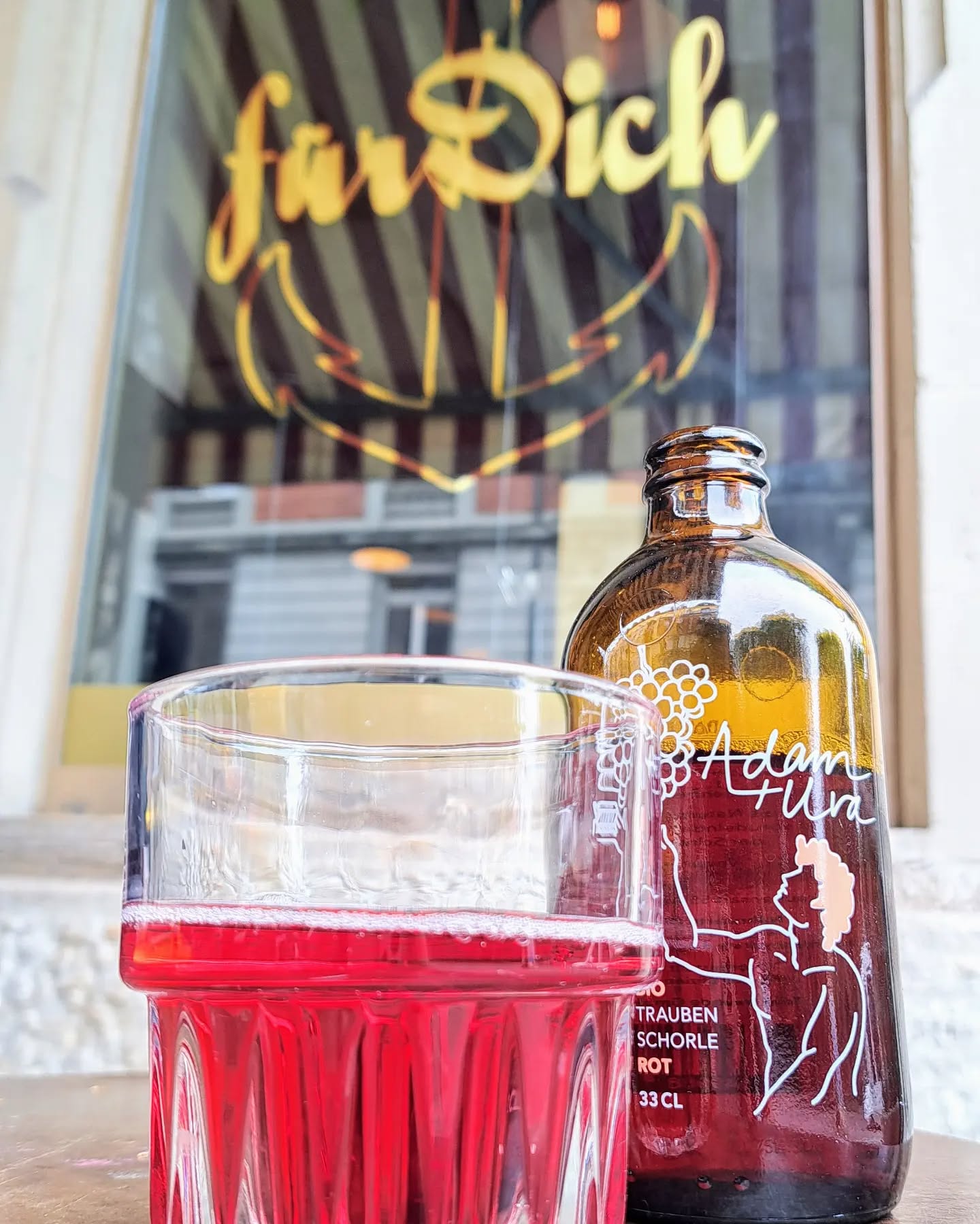 Neu im Sortiment gits bi üs die erfrischendi Truubeschorle Adam+Uva ! Alkoholfrei und mega fein! Made in Switzerland 🇨🇭
#kreis4 #käfele #kafifuerdich #dammfuerdich #adamuva #nonalcoholicdrink #alkoholfrei #kreis10 #fuerdich