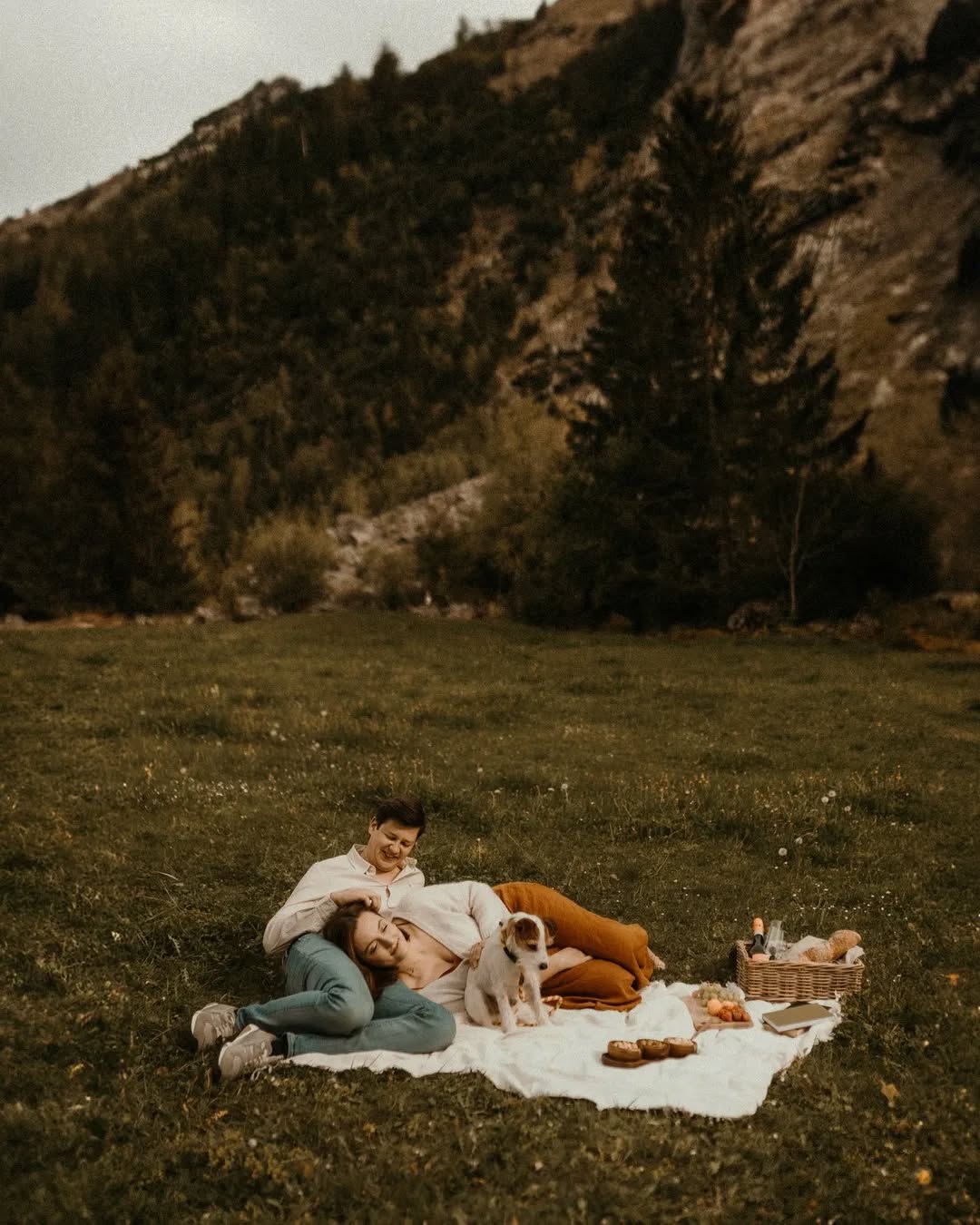 LOVE IS SAFE 🌙
Wow, was für ein Tag, was für ein Fotoshooting & was für wundervolle Menschen. 🥹
Deliah & Lucca haben die Adventure-Session von meinem letzten Gewinnspiel eingelöst.
Am wunderschönen Obersee angekommen, genossen wir zuerst ganz gemütlich das in dieser Session inbegriffene Picknick. Und obwohl das eigentliche Fotoshooting noch garnicht wirklich angefangen hatte entstanden schon da wundervolle Bilder. 🥰 Was ich an dieser Art von Fotoshooting so sehr liebe? Man hat richtig viel Zeit. Zum quatschen, essen, lachen... dadurch entsteht eine so entspannte Stimmung, was für echte & authentische Fotos so, so wichtig ist. Es gibt mir die Möglichkeit die Menschen vor meiner Kamera besser kennenzulernen und sie auch mich. Perfekte Bedingungen um sich so zu zeigen wie man ist. 🧡
#coupleshooting #dirtybootsandmessyhair #swissweddingphotographer #swissmountains #swissphotographer #belovedstories #emotionsurfers #wildhairandhappyhearts #lookslikefilm #couplegoals #authenticlovemag #adventuresession #cinematicphotography