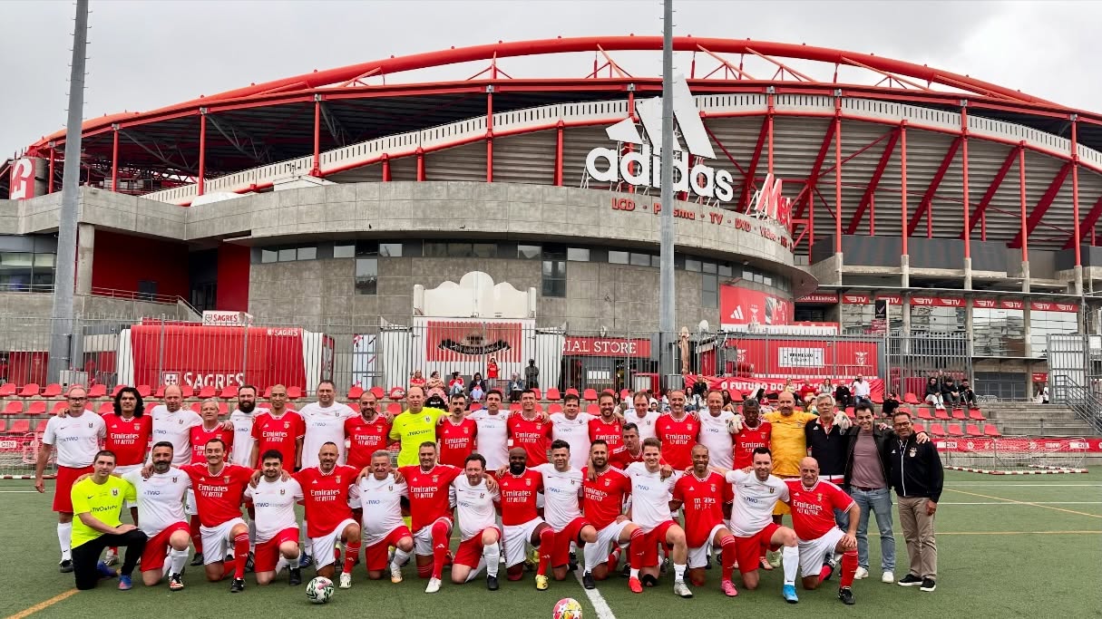 Unvergessliches Wochenende in Lissabon 🇵🇹🇩🇪
Am vergangenen Wochenende war es soweit. Abflug nach Lissabon, um sich mit der Traditionsmannschaft von Benfica Lissabon zu messen.
Bevor es am Sonntag Nachmittag zum Duell mit den alten Herren des SL Benfica kommen sollte, stand in den Tagen zuvor noch Sightseeing und das EM Vorbereitungsspiel von Portugal gegen Kroatien auf dem Plan.
Vorm Stadion wurde es dann interessant. Welches Gesicht kommt einem bekannt vor? Wer wird mein Gegenspieler sein?
Wir wurden nicht enttäuscht. Zwar tauchte der große Name Rui Costa nicht auf dem Spielberichtsbogen auf, aber auch Namen wie Luisao oder Chiquinho Carlos werden Fussballinteressierten ein Begriff sein. Insgesamt bestand der Kader von Benfica größtenteils aus Spielern, welche früher regelmäßig im ersten Team von Benfica am Ball waren.
Wir hielten gut dagegen und können Stolz auf die gezeigte Leistung sein, gegen die Klasse früherer Profifußballer sah man über das gesamte Spiel trotzdem kein Land. Das Ergebnis von 10:0 für den Gastgeber war am Ende zweitrangig. Viel mehr werden sich die FCO Kicker noch lange an dieses Erlebnis erinnern. Und wenn das Lissabonner Team beim gemeinsamen Abendessen nach dem Spiel dem Gegner den Respekt für die gezeigte Leistung zollt und man noch bis in die Nacht hinein bei Essen und Trinken zusammensitzt, so macht es die Reise noch besonderer.
#fco #oberrosbach #lisboa