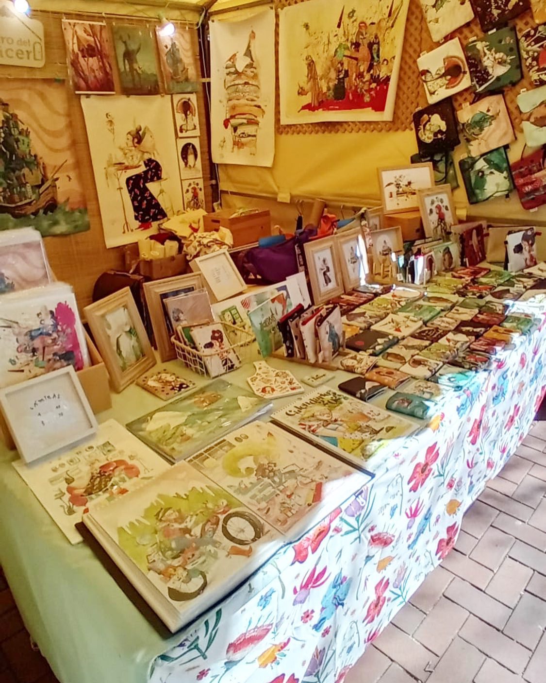 Últimas horas de mercado en Logroño. Ha sido un San Bernarbé donde nos habéis visitado muchas caras conocidas y otras nuevas. Como siempre queremos daros las gracias de todo 🤍.
.
.
.
#mercado #mercadomedieval #mercadorenacentista #mercadoartesano #mercadoartesania #mercadito #mercadodiseño #mercadodediseño #artesania #artesanal #diseñoartesanal #artesano #artesana #artesanos #dentrodellapicero