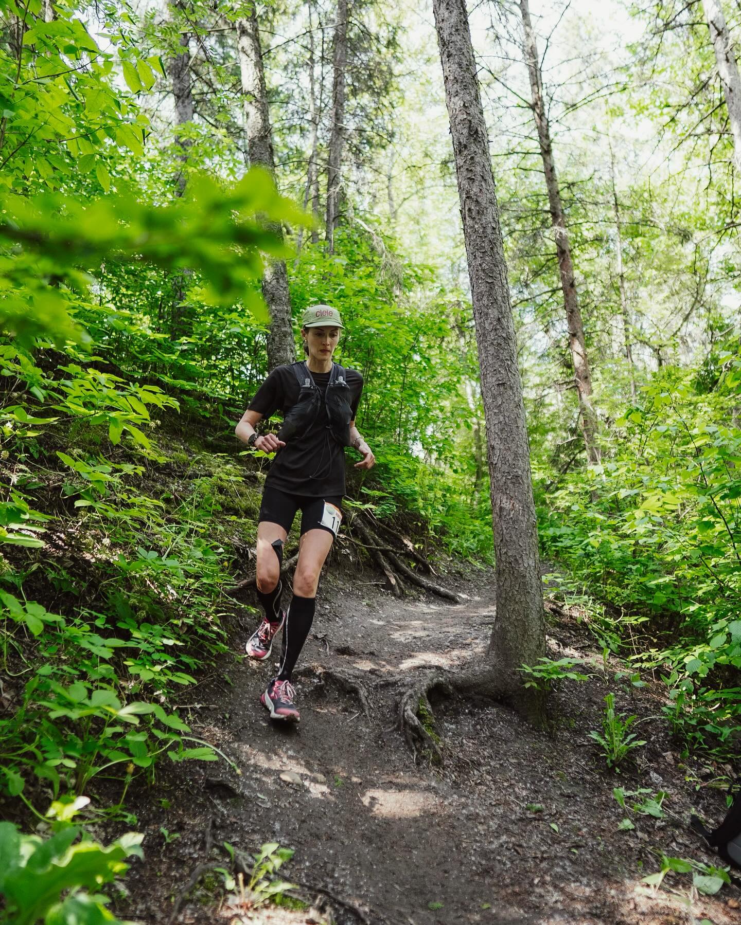The newly crowned 👑 ultramarathoner! Congratulations @__steph_c !! 🔥🔥❤️
📸 @annastetsaphoto
#yeg #yegrunner @northsunultra