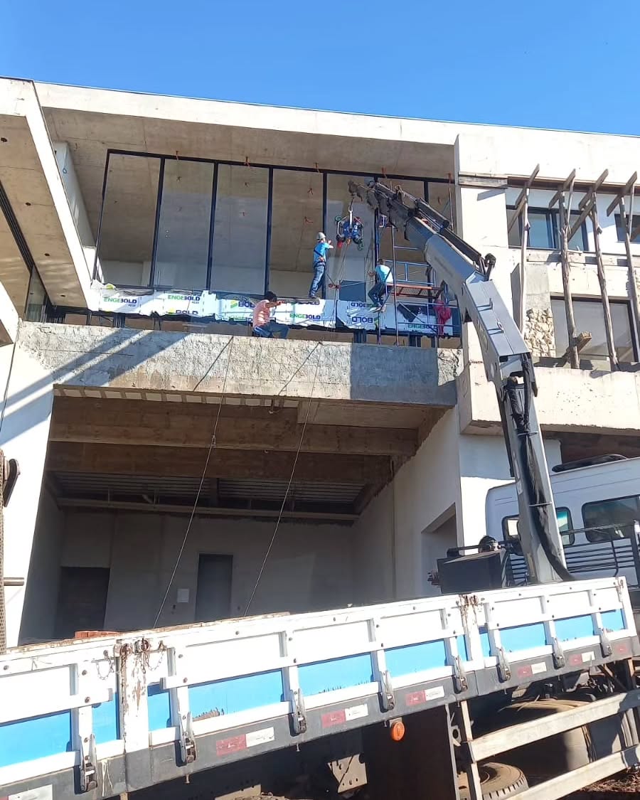 Projetos modernos e lindos!!
Exigem habilidades, aperfeiçoamento e capacitação constante.
Orgulho da nossa equipe e parceiros.
Mais um em andamento!! #esquadiasdealumínio #vidrostemperados