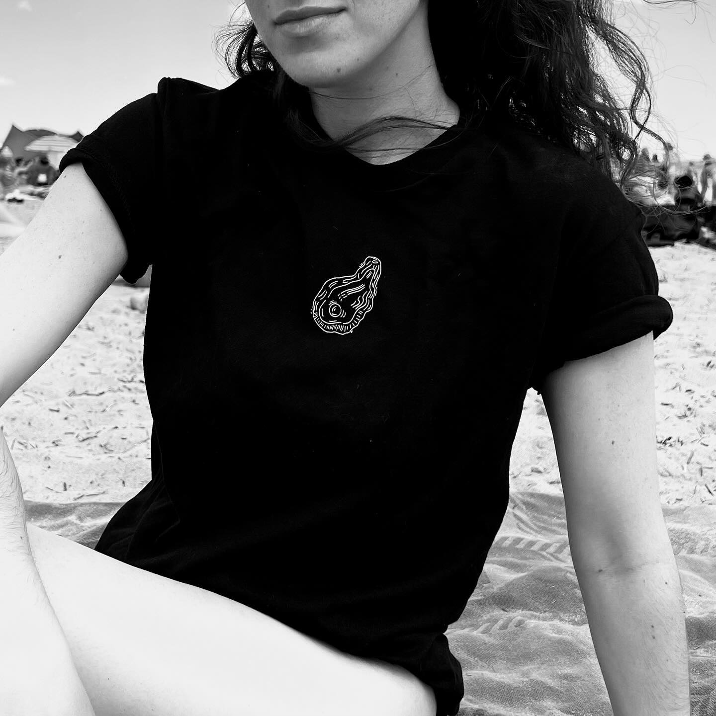 NEW MERCH: The Pearl Press T-shirt in black! Get them while they’re hot. Thank you in advance for your support.
Black T-shirt with White Oyster Illustration by @delilaht. S-2XL.
Link in bio + on the main site.
-
#pearlpress