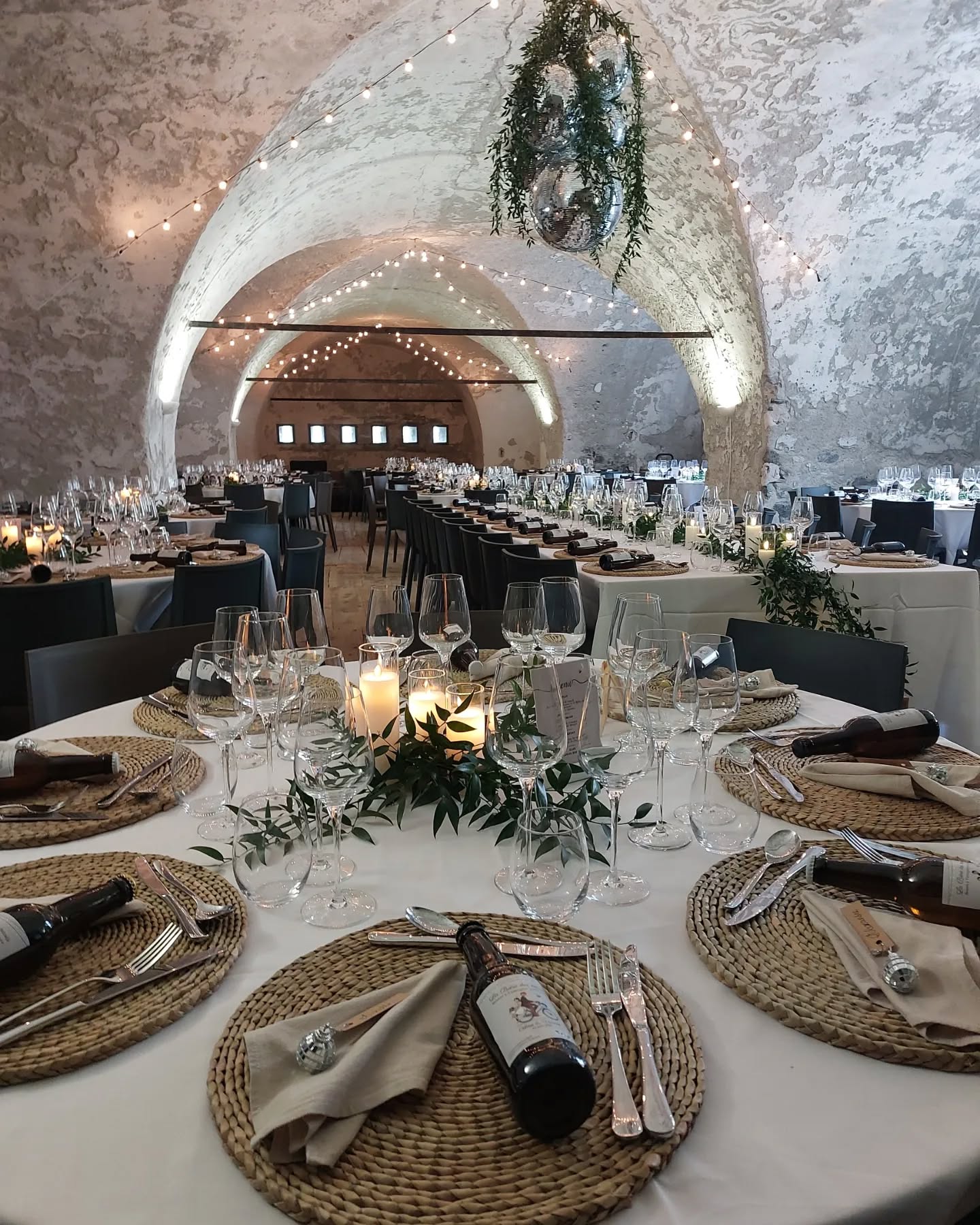 ✨🪩Un mariage sans fleurs.... 🪩✨
Voilà l'idée que Céline et Vincent avaient de leur grand jour. Un travail aérien autour de boules à facettes, des tables modernes au décor exclusivement végétal rehaussé de bougies...
#disco #bouleafacettes #végétal #moderne #feuillage #decorvegetal #discoball #discoballdecor
---------
Wedding team
La redoute Marie-Thérèse
Thomasson traiteur
La malle ô décos
Service complet
Nature en fleur
--------