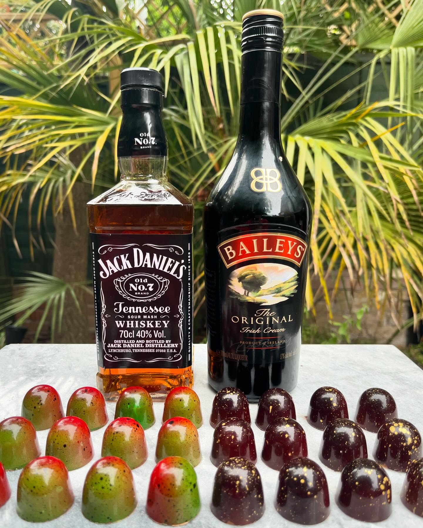 We are celebrating Father’s Day this weekend and will be bringing our special boozy selection box to mark the occasion 🍾
Our selection is an assortment of multi flavoured bonbons infused with spiced rum, bourbon, vodka and Baileys Irish cream & Espresso ganaches.
Come and say hi if you’re in London this weekend and find us at the following locations:
Saturday 15th June @partridgesfoods (Duke of York Square) from 10:30 to 4pm
Sunday 16th June @allypallyfm
From 10am to 3pm
Happy Friday until I see you next 🎉🌴🥂🍫
__________
#chocolate #truffles #finechocolate #fathersday #fathersdaygifts #boozychocolates
#chocolateart #finefood
#chocolatelovers #edibleart #handmade #handcraftedchocolate #darkchocolatelovers
#artisan #artisanchocolates #foodlondon #farmersmarketlondon