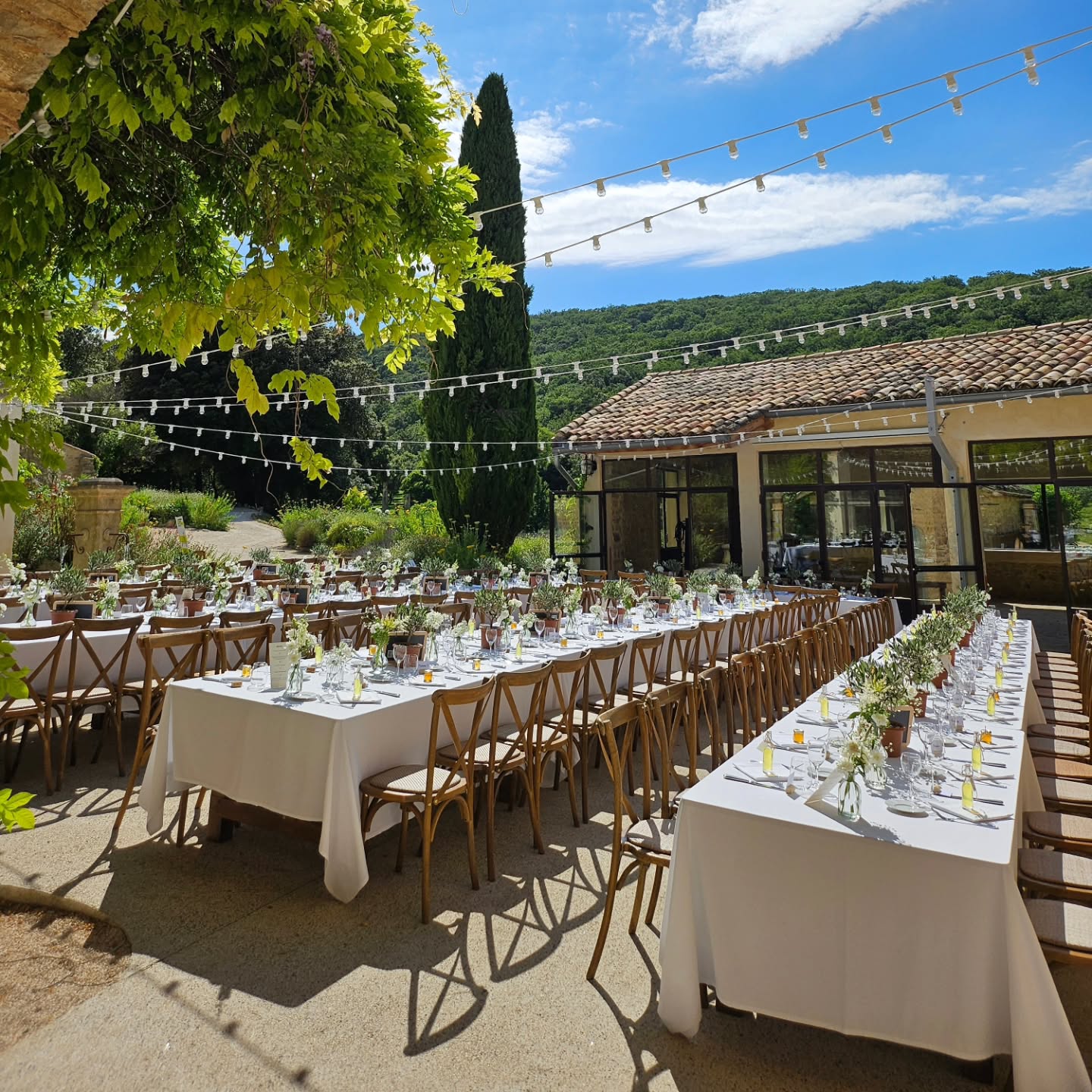 Wedding day @domainedevalbonne
Traiteur @lacuisinededelph
Décoration florale @les_herbes_sauvages
DJ @33tours.dj
Conciergerie @laclefdutemps
Mise en beauté @elodybliss
Photographe @sarahmiguetcadetwedding
#wedding2024 #domainedevalbonne #mariageenprovence #weddingprovence #saintpauletdecaisson #occitanie #provenceoccitane #provenceweddingvenue #sunshine #lavander