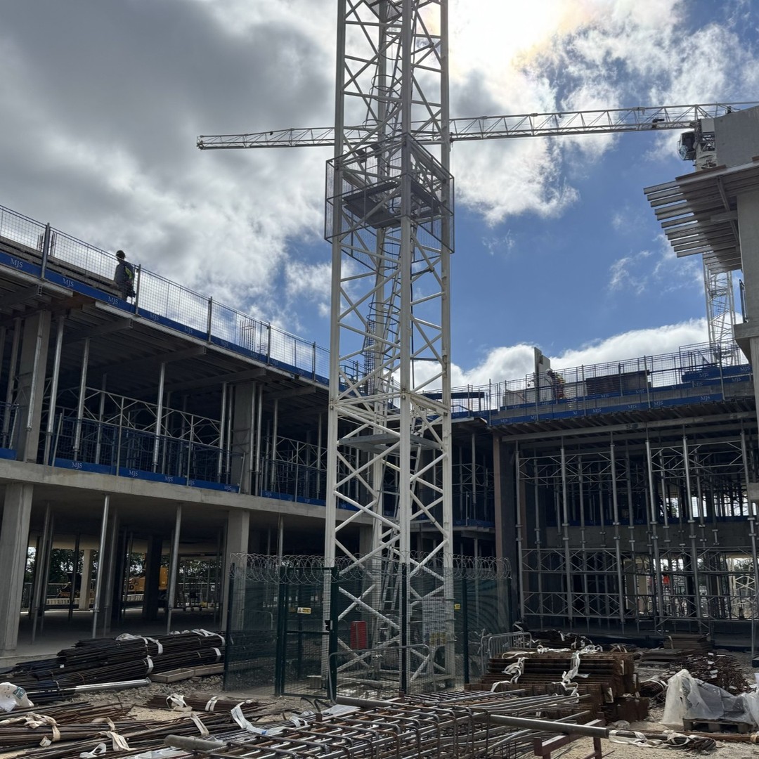 Work continues for our client @bandkbuild, with the concrete frame nearing completion at Dales Manor Business Park. Precast stairs are being installed ahead of the roof level to Block A.
Great progress with the weather on our side.