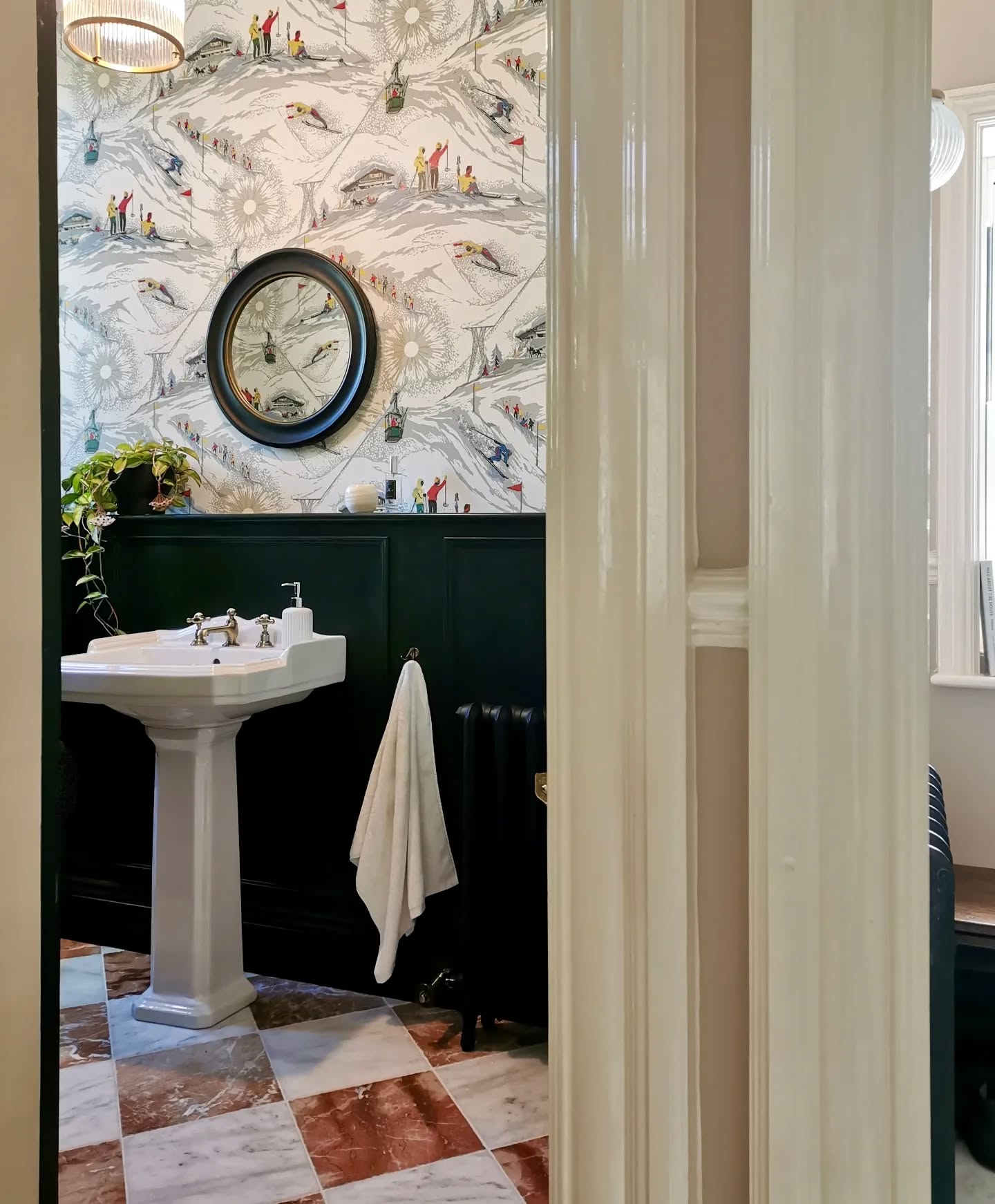 Finishing off the week with the downstairs WC at @renovating_harrogate 🚽
No alliteration.
No before and after finger snap reels
It's not #toilettuesday #wcwednesday or #saturdaycistern (ok that last one isn't a thing)
Just a good ole fashioned before and after (s)wipe 😊🧻