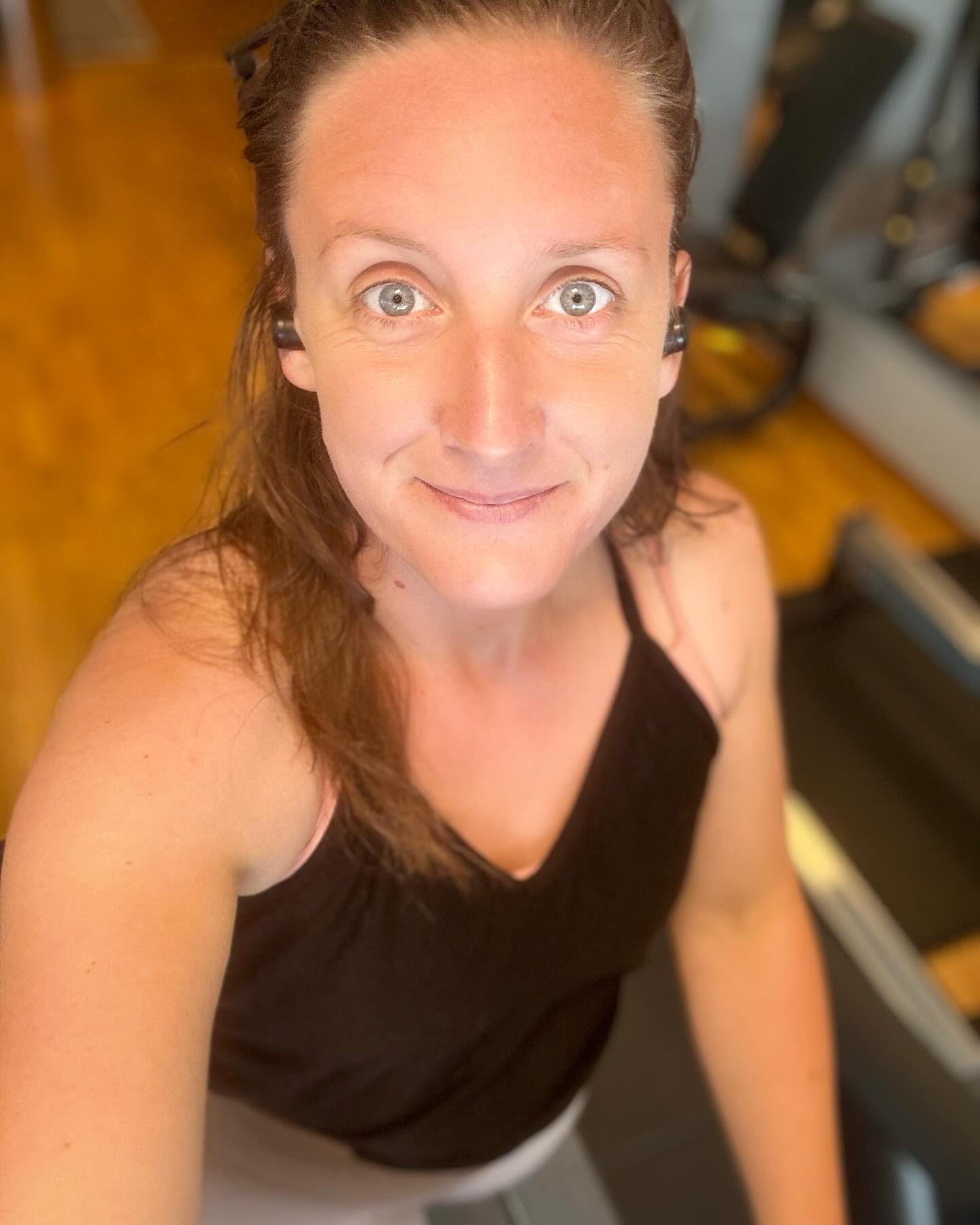 Hur har du det i sommarbrisen? Har du redan åkt till landet och njuter av lata dagar (så lata de kan bli med små barn springande runt benen 🥰) eller jobbar du några veckor till?
Ett enkelt pass i sommarvärmen utan redskap för dig som kommit en bit påväg efter graviditet och förlossning:
10 x så många varv du vill
1 min vila mellan varven
-Benböj med hopp
-Armhävning
-Burpee
-Gående utfall
-Rygglyft
Aktivera corecylindern i varje övning med runt 50% för att få ett optimalt stöd så du skyddar ryggraden med belastning.
En enkel vikt du kan bygga själv om du vill ha det lite extra jobbigt. Fyll en ryggsäck med böcker och sätt på dig den under passet 👌✌️
#personligtränare #personligträning #mammaträning #gravidträning #coreträning #sommarträning