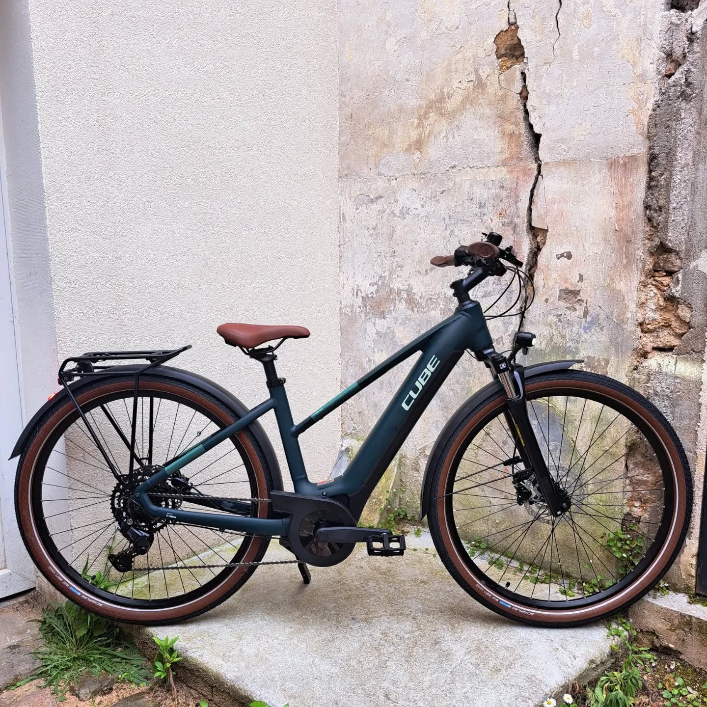 Le tout dernier Touring Hybrid ONE de chez Cube ✨️
Ici livré dans sa magnifique couleur vert forêt, en taille XS.
Bientôt entre les mains d'une vélotaffeuse.
Elle cherchait une machine confortable, bien équipée, robuste et puissante !
✅️ La grosse nouveauté :
⚙️ Une transmission Shimano Cues 9 vitesses !
Spécialement conçu pour la durabilité, la polyvalence et la simplicité d'entretien, ce nouveau groupe est vraiment prometteur 👍
#shimanocues #cubebikesofficial #cubetouringhybrid #cubebikesfrance #verriereslebuisson #pourmonvelo #velotaff #bikecommuting #ebike #greenbike
@cubebikes_fr @shimanofrance