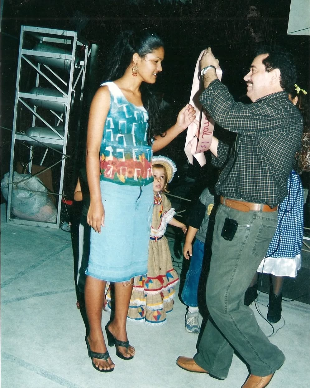 Há 20 anos a Escola Estadual Maria José de Souza realizava os seus festejos juninos. Nas fotografias vemos as autoridades públicas municipais e os professores premiando os estudantes por suas participações nos festejos juninos e esportivos, entre elas o Prefeito José de Arimatéia Souza, e o Vice-prefeito Fernando Antônio de Souza, além do Chefe Do Gabinete e esse prefeito Lindembergue Souza Silva e os professores Francisco de Assis e Gilmar Antônio de Souza.
🌾💃🏻🌽🎊 Marque o seu amigo!
#Montadas #SãoJoão #EscolaEstadualMariaJoséDeSouza #Paraiba #Tradição #Festividade #AHM #ArquivoHistóricoDeMontadas