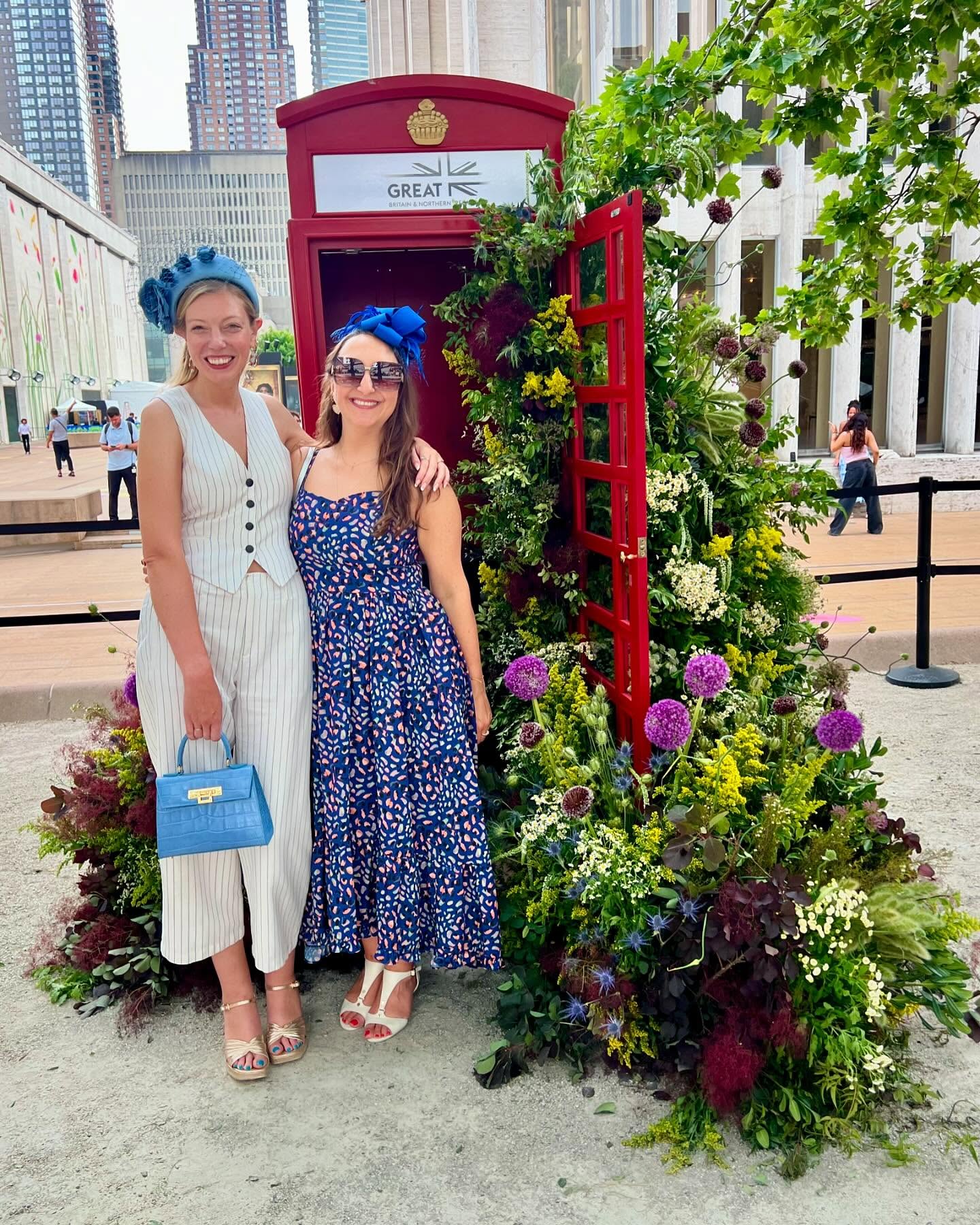 Fit for a King! What a lovely afternoon garden party celebrating the birthday of His Majesty King Charles III and Brits on Broadway with @ukinnewyork ๐ I got to paint some butterfly wings on the beautiful mural created by @boccaccinimeadows designed with the Royal gardens in mind and we also got to see the DeLorean car from the Back to the Future musical production on Broadway!
๐ฌ๐ง ๐ ๐บ๐ธ ๐ ๐ฌ๐ง ๐ ๐บ๐ธ ๐ ๐ฌ๐ง ๐ ๐บ๐ธ ๐
#dowhatmakesyoursoulshine #celebration #gardenparty #fitforaking #dressup #ukinnyc #britsinnyc #britsonbroadway #hrh #expat #expatinnyc #entrepreneurialsoul ๐ฌ๐ง๐บ๐ธ๐๐ฆ