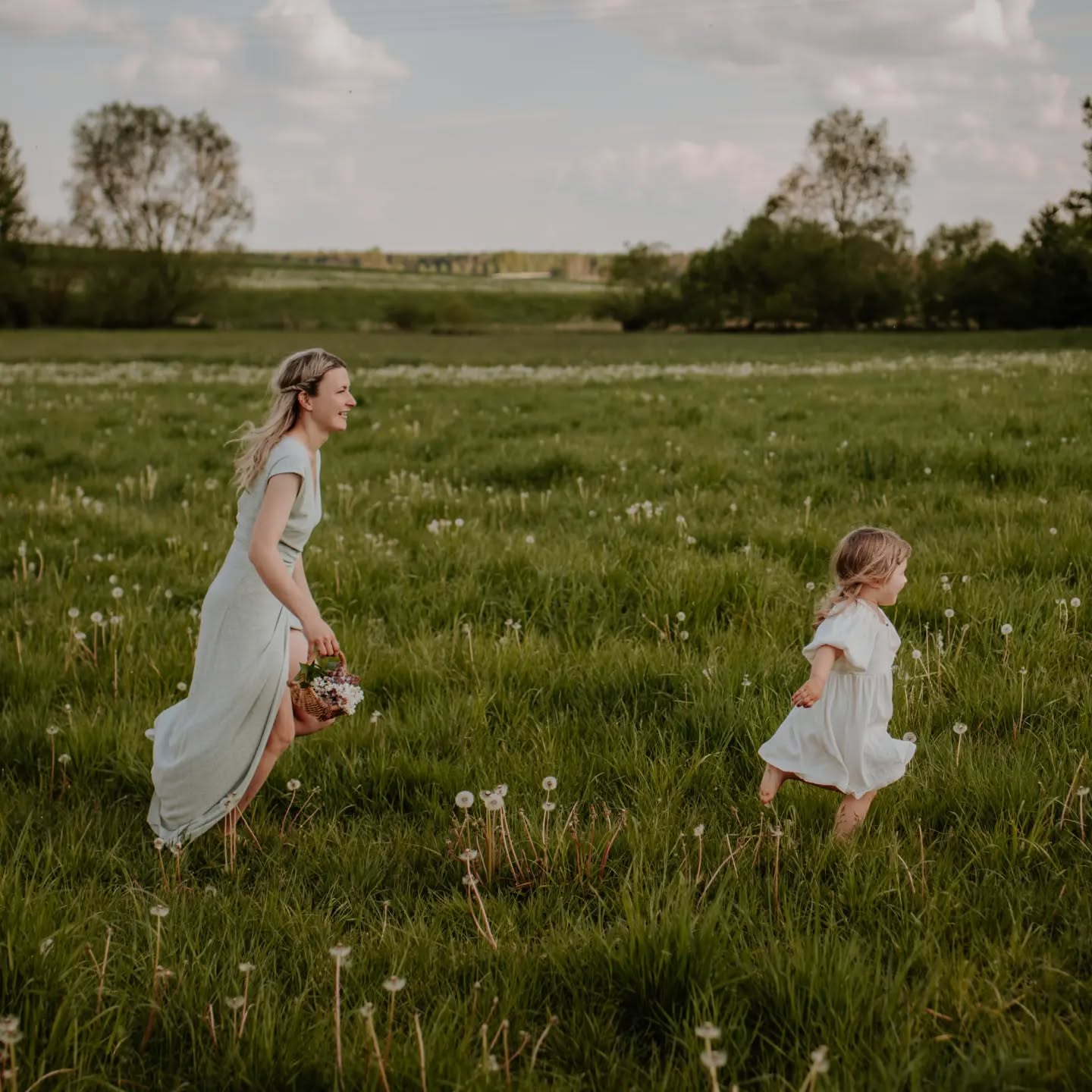 echte und authentische Familienbilder
Das wichtigste beim Shooting ist, das ihr Spaß habt. Beachtet mich und die Kamera am besten garnicht, sondern lacht, tobt und habt einfach Spaß... So entstehen die schönsten Erinnerungen 🌼
.
.
.
.
.
.
.
.
#maternityshootideas #maternityphotography #loveandwildhearts #loveauthentic #familyphotographer #familienfotografie #familyfotografie #familyshooting #justalittleloveinspo #authenticlovemag #wildlovestories #radlovestories #simplymothers #mommyandme #momlife #momsofinstagram #motherhood #mom #love #mommy #family #kids #mommylife #minime #girlmom #motherdaughter
