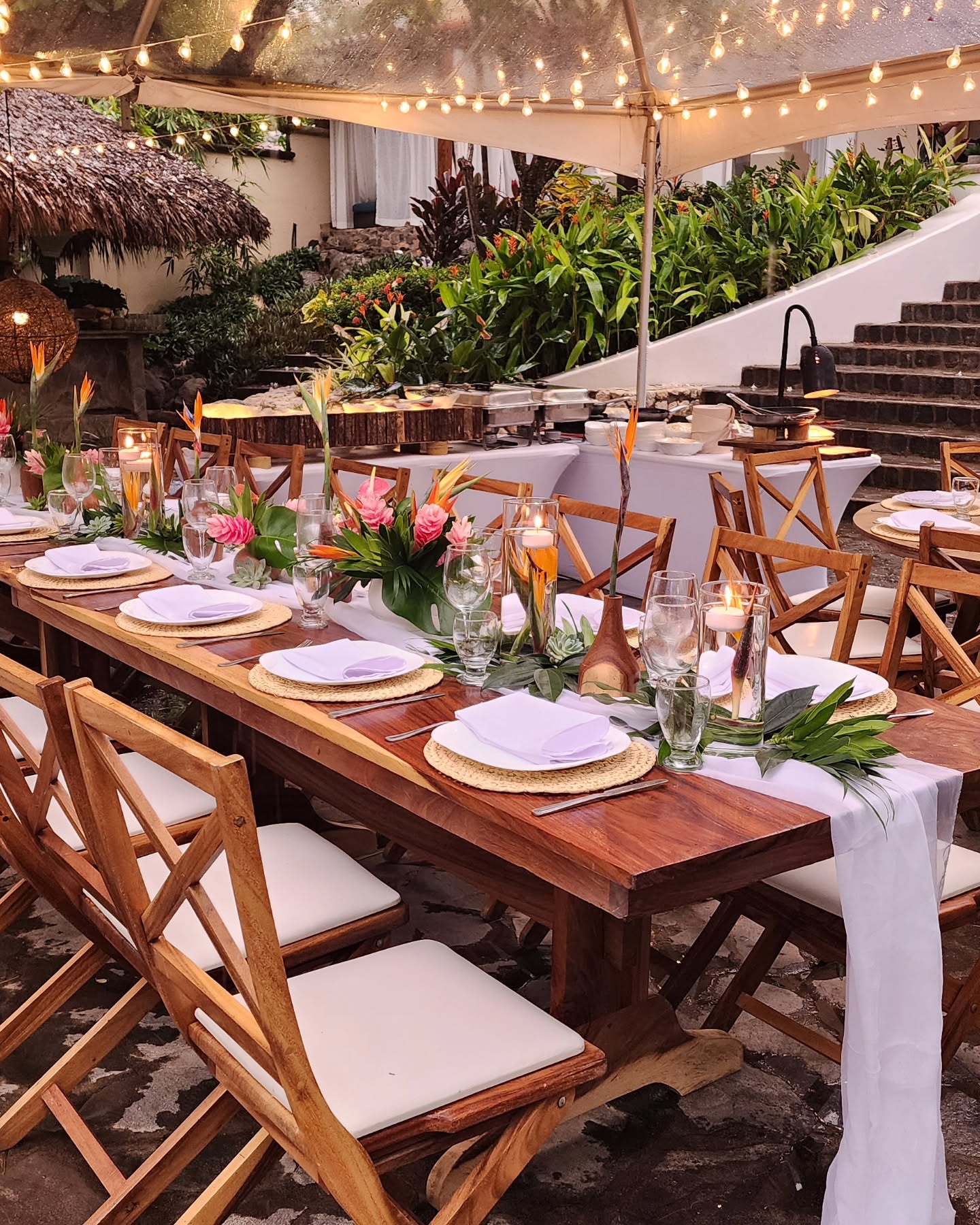 Candles! You can never have too many candles. For a little extra, add birds of paradise flowers to these floating, hurricane candles, and watch your table design light up.
Thank you, @losprimosdesigns
@casadeluztamarindo