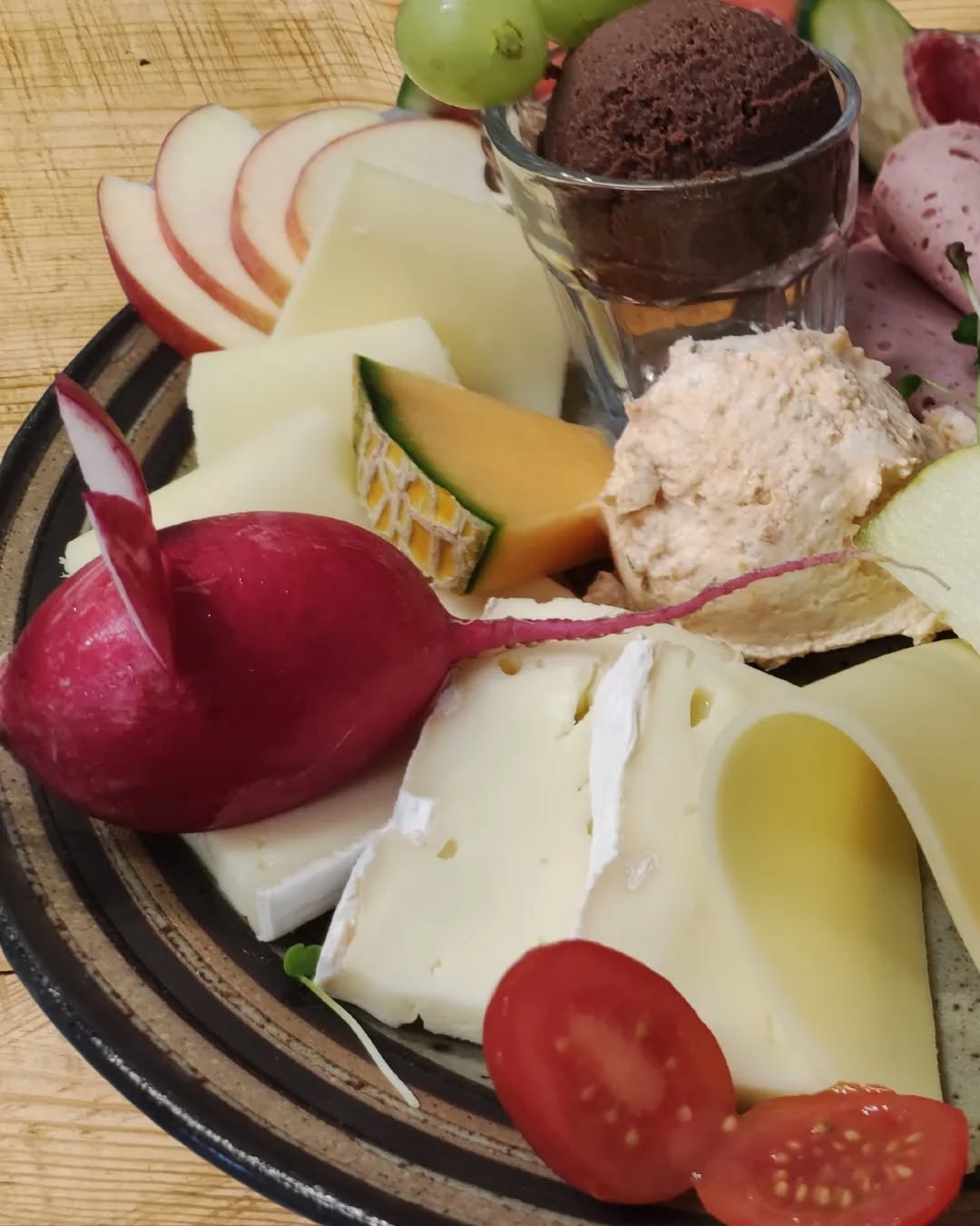 CaféTon-Frühstück ❤️
Dazu ein kühler Osaft und ein duftender Kaffee ... ☕ 💭 😊
☕ Unsere Frühstückszeiten:
Im Sommer an einzelnen Wochenenden. Findet die Frühstücks-Tage im Highlight "Aktuelles" oder auf unserer Website.
Für Frühstück reserviert euch euren Tisch! Kurze Email an hallo@cafe-ton.de mindestens 24h vorher (je eher, umso wahrscheinlicher, dass es klappt :)).
☕ Unsere Café-Zeiten:
Freitags, Montags, Samstags & Sonntags:
12 - 18 Uhr
Für Kaffee und Kuchen könnt ihr einfach “rumkommen”!
☕ Abweichende Öffnungszeiten findet ihr im Highlight “Aktuelles” und auf unserer website www.cafe-ton.de ❤️
#caféton #fabrikschleichach #keramikwerkstatt
#frühstück #wochenende
#kaffeeliebe #kaffee #barista